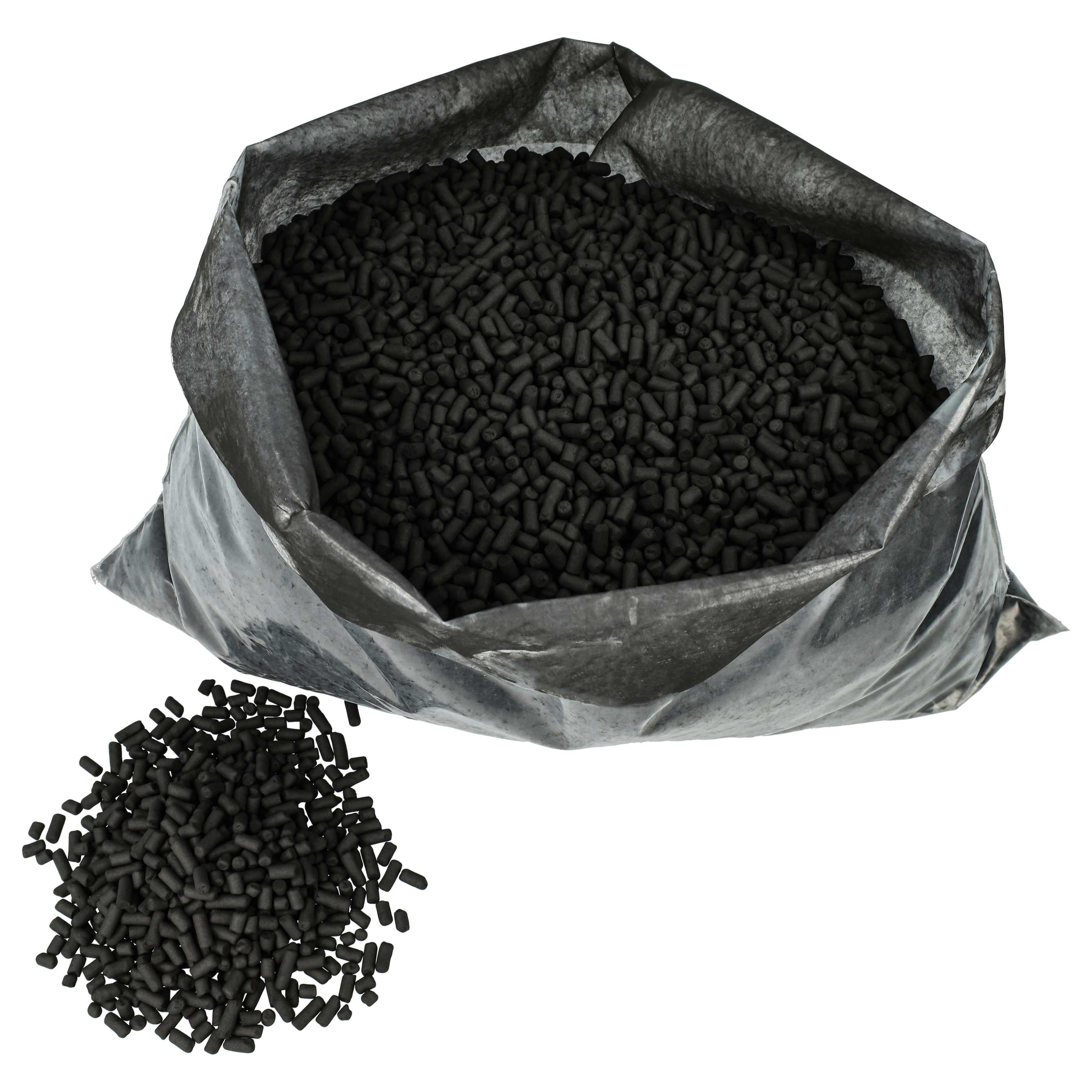 Ein schwarzer Sack, gefüllt mit vielen kleinen schwarzen Granulaten. Einige Granulate liegen daneben.