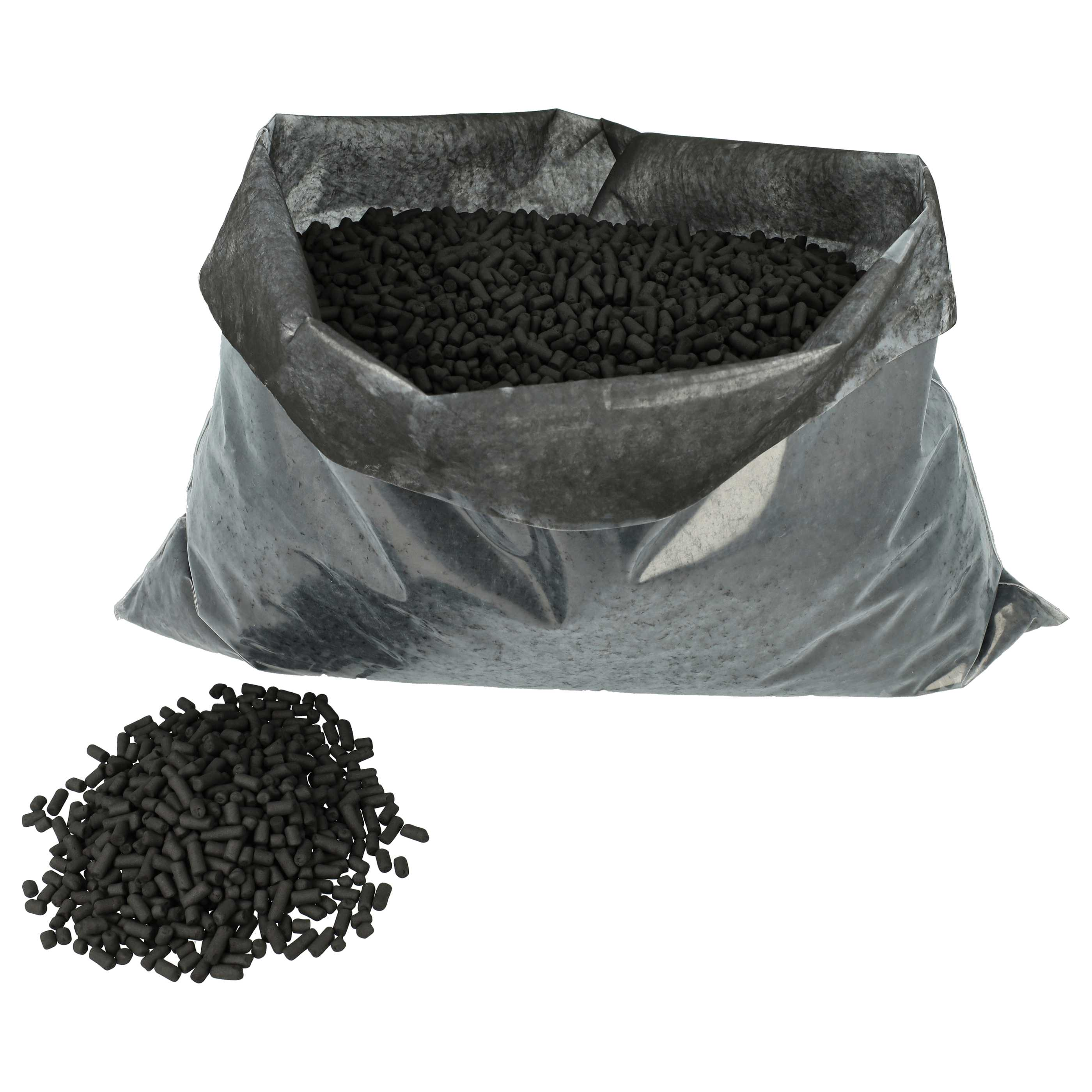 Ein offener grauer Sack gefüllt mit schwarzen Pellets, daneben eine Portion Pellets.
