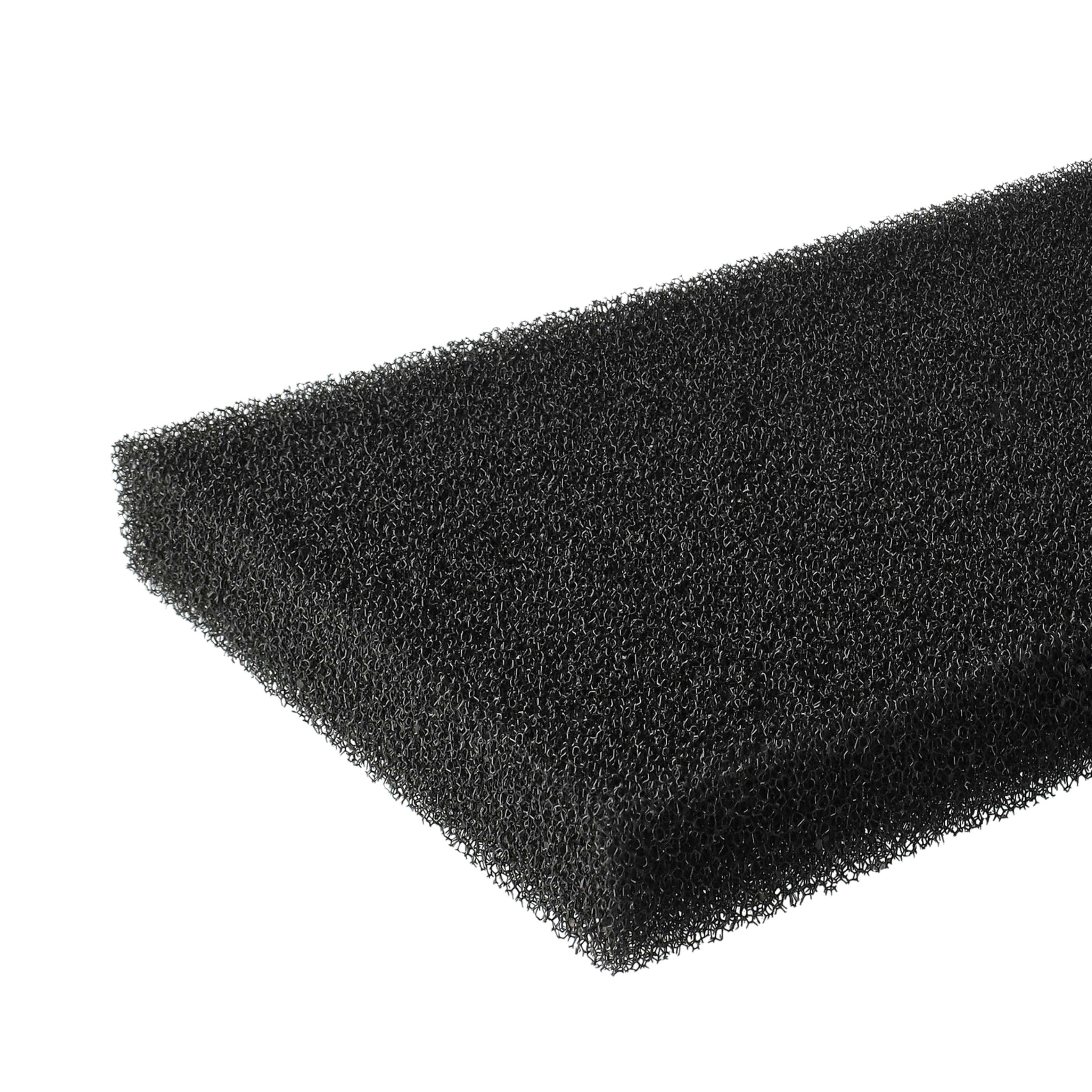 Schwarzer Schaumstofffilter mit einer groben, offenen Zellstruktur auf weißem Hintergrund.