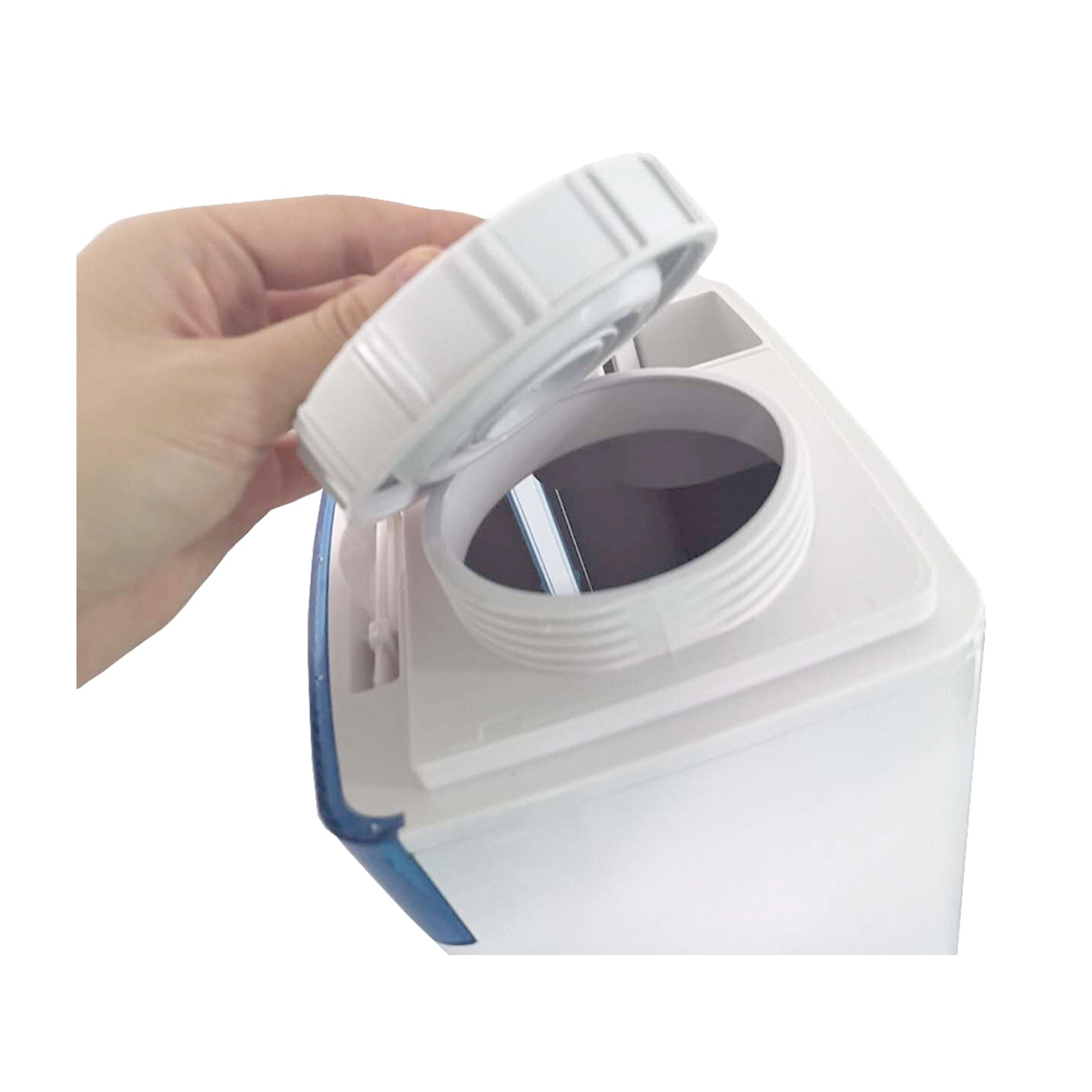 Ręka otwierająca białą pokrywę pojemnika. Białe tło.