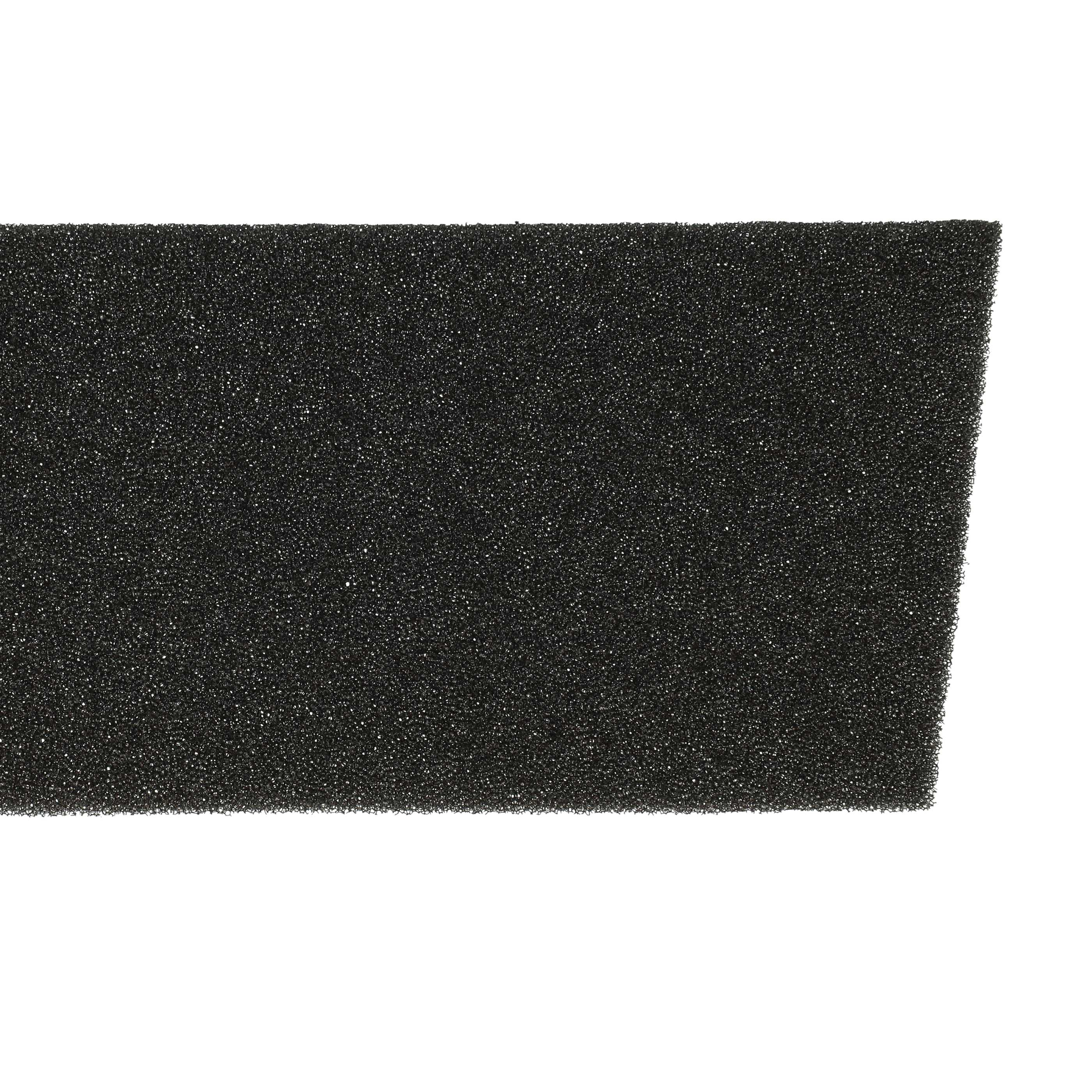 Schwarzes Schaumstoffmaterial mit offener Zellstruktur auf weißem Hintergrund.