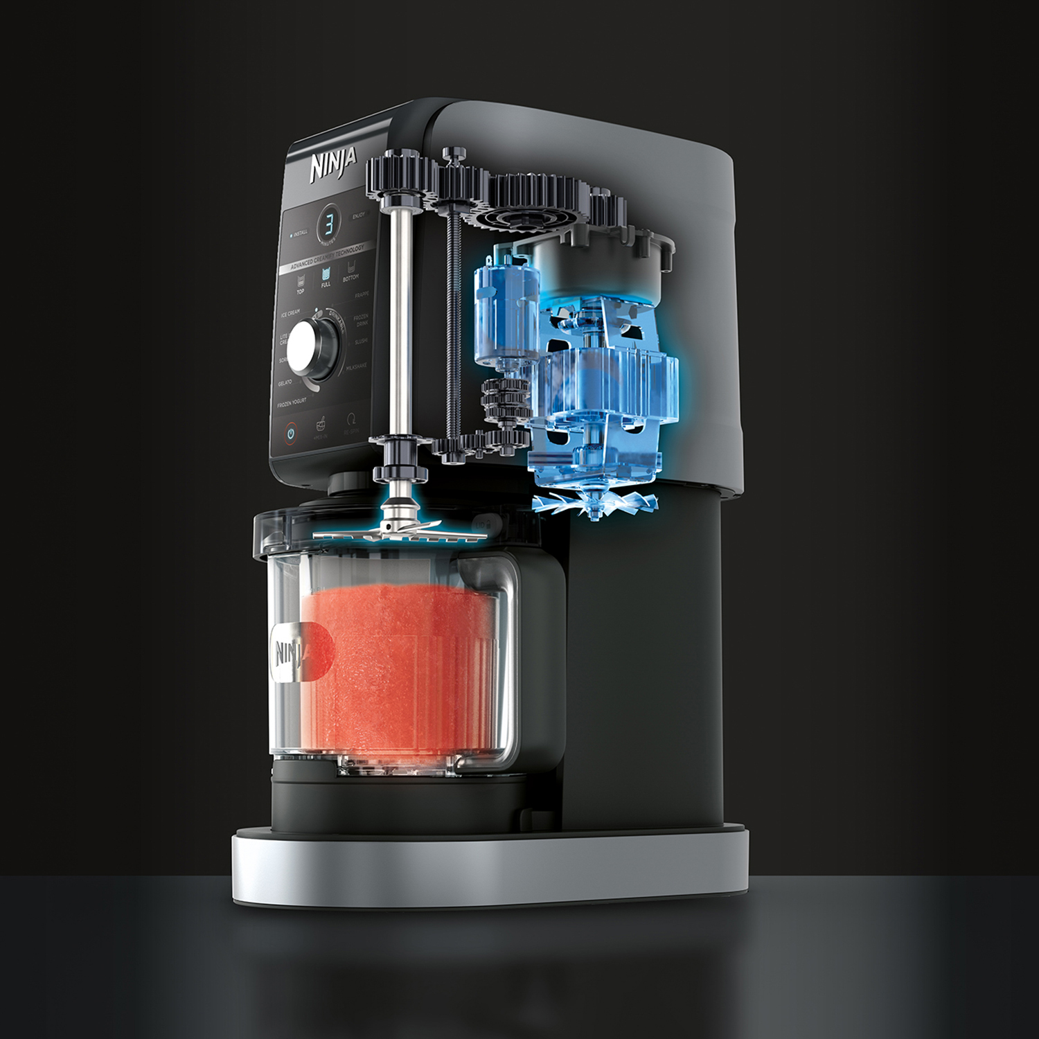 Blender Ninja z przezroczystym pojemnikiem zawierającym czerwoną zawartość i widoczną mechanikę.