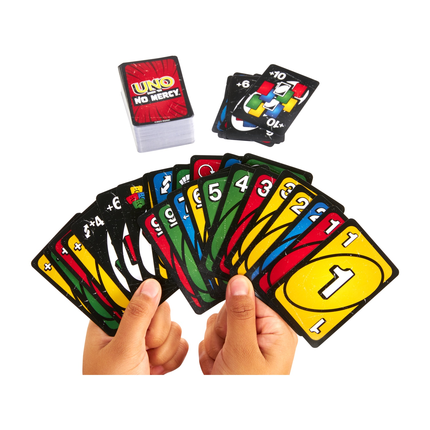 Dłonie trzymają karty UNO, z talią z napisem 'UNO NO MERCY' i specjalnymi kartami w pobliżu.