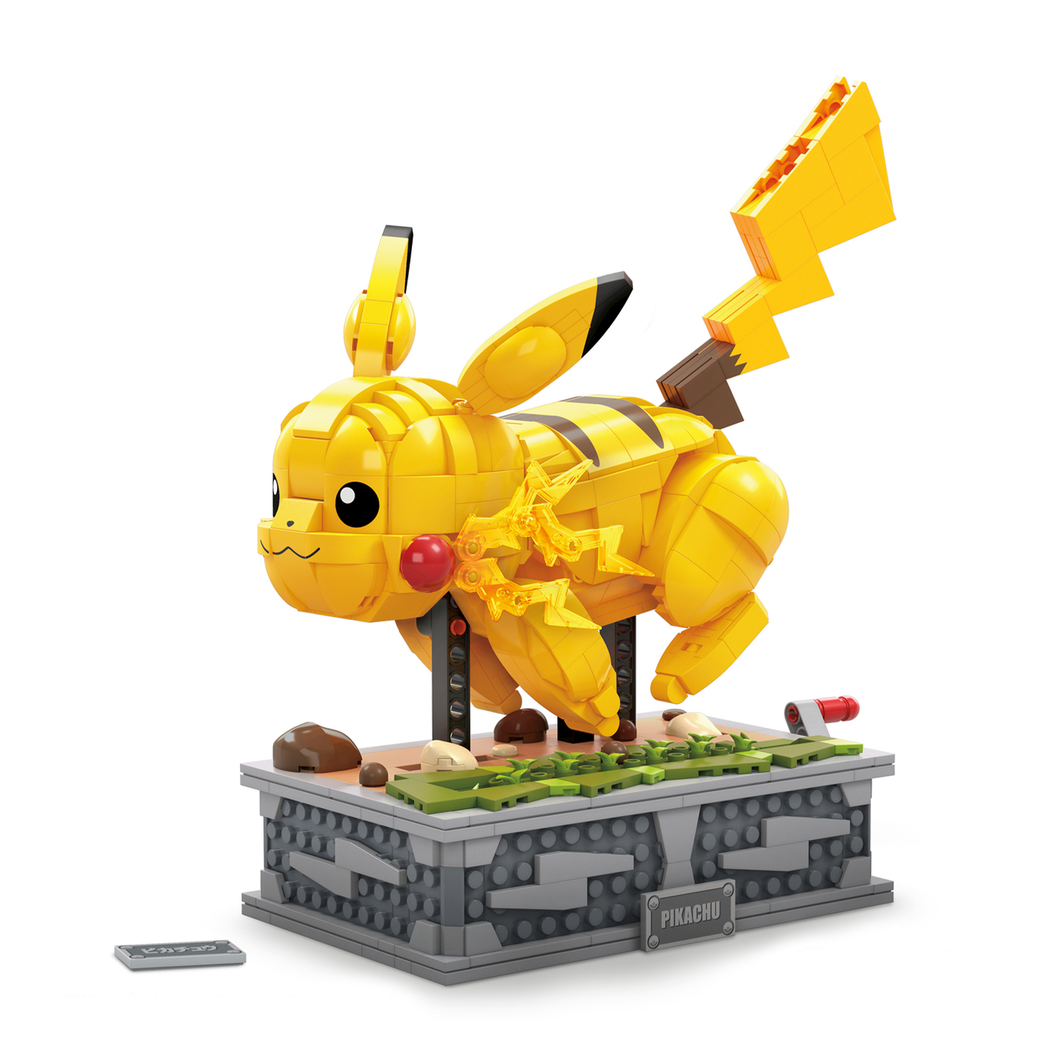 Una costruzione gialla di Pikachu su una base grigia con accenti verdi.