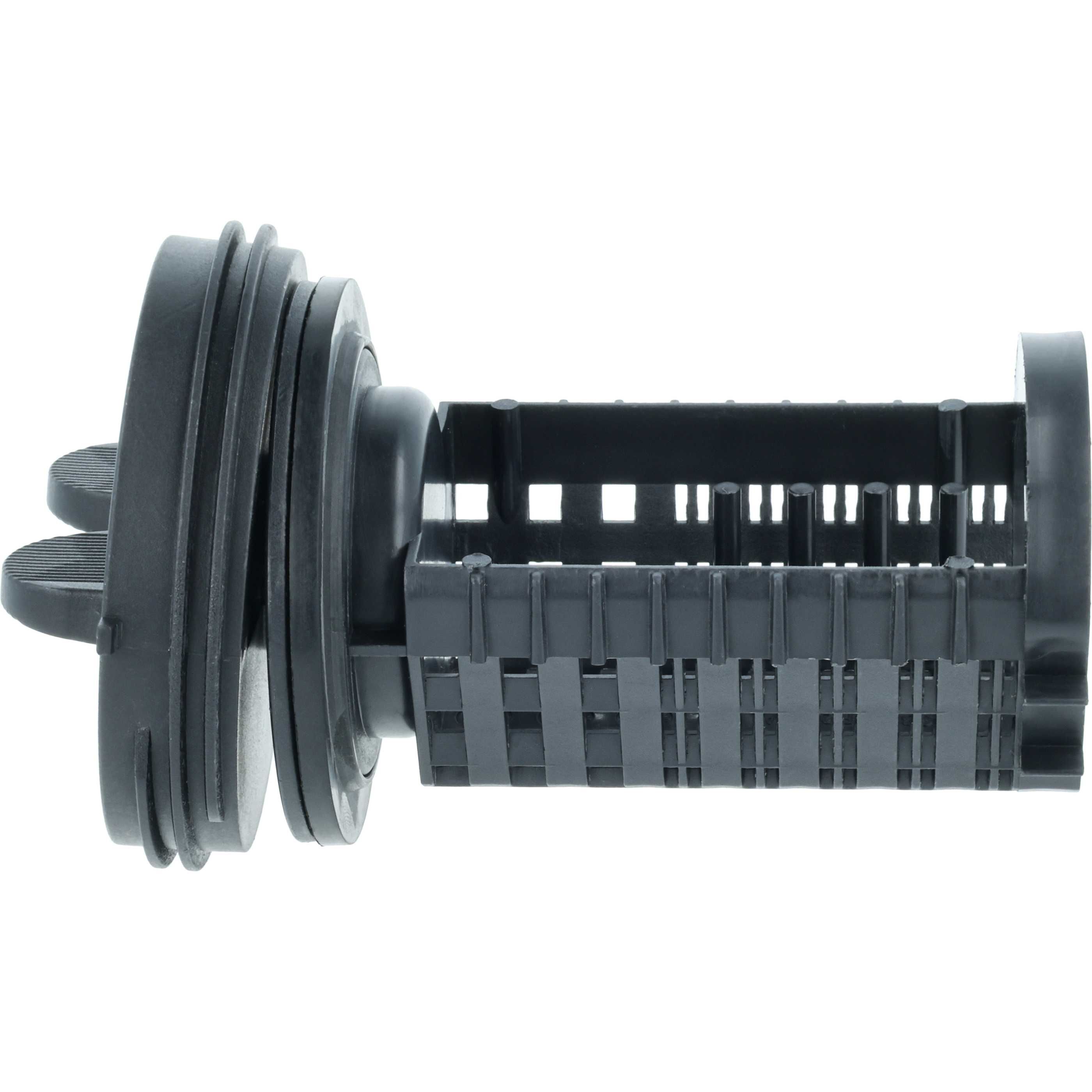 Ein dunkler Plastikfilter mit Lamellen und Schlitzen, isoliert auf Weiß.