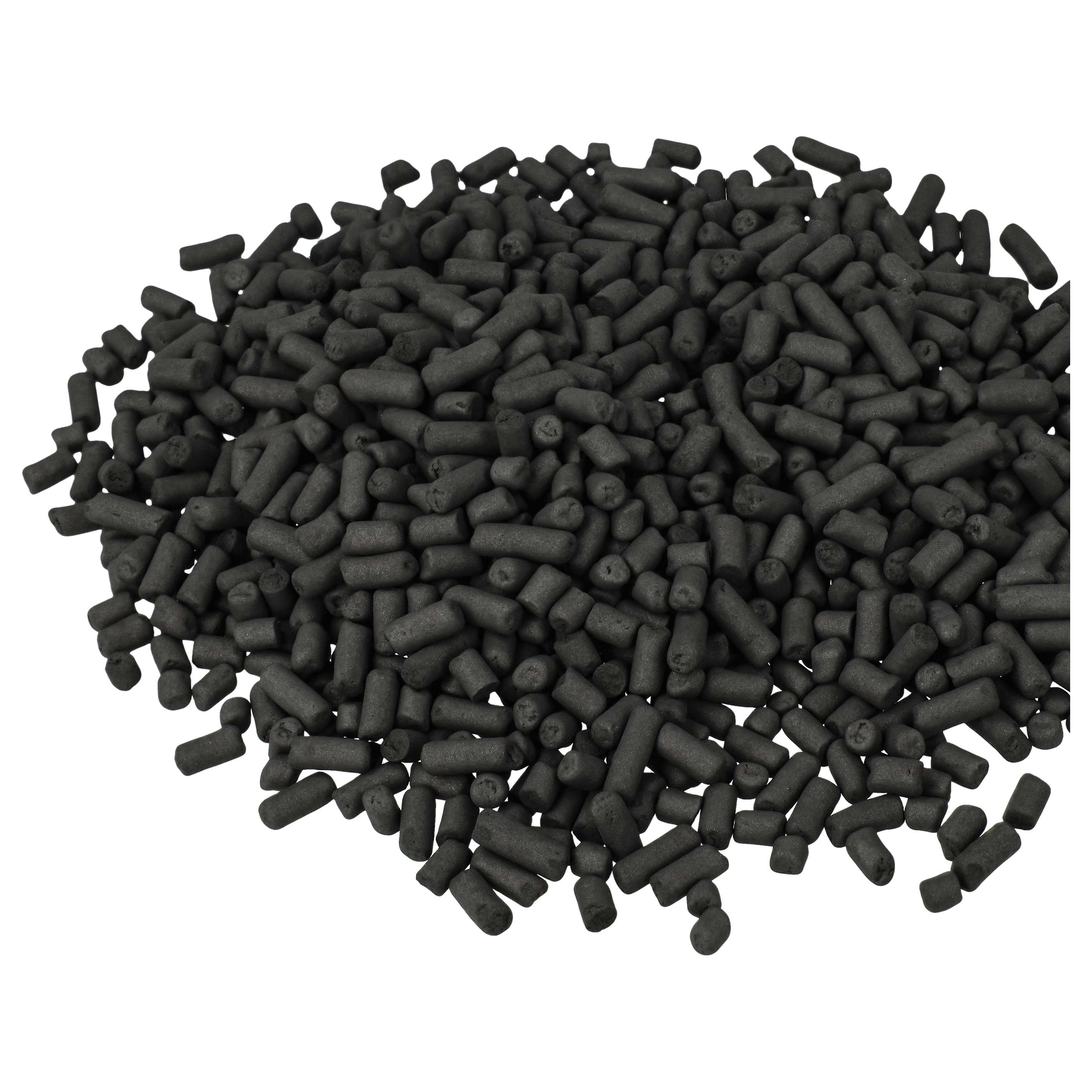 Haufen von kleinen, zylindrischen, schwarzen Aktivkohle-Pellets auf weißem Hintergrund.