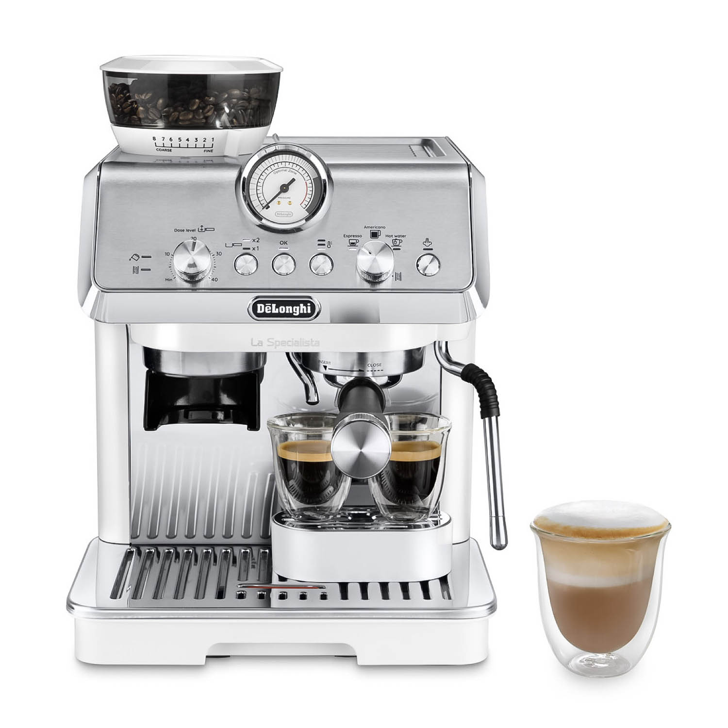 Una máquina de café espresso plateada con portafiltro y dos vasos de espresso.