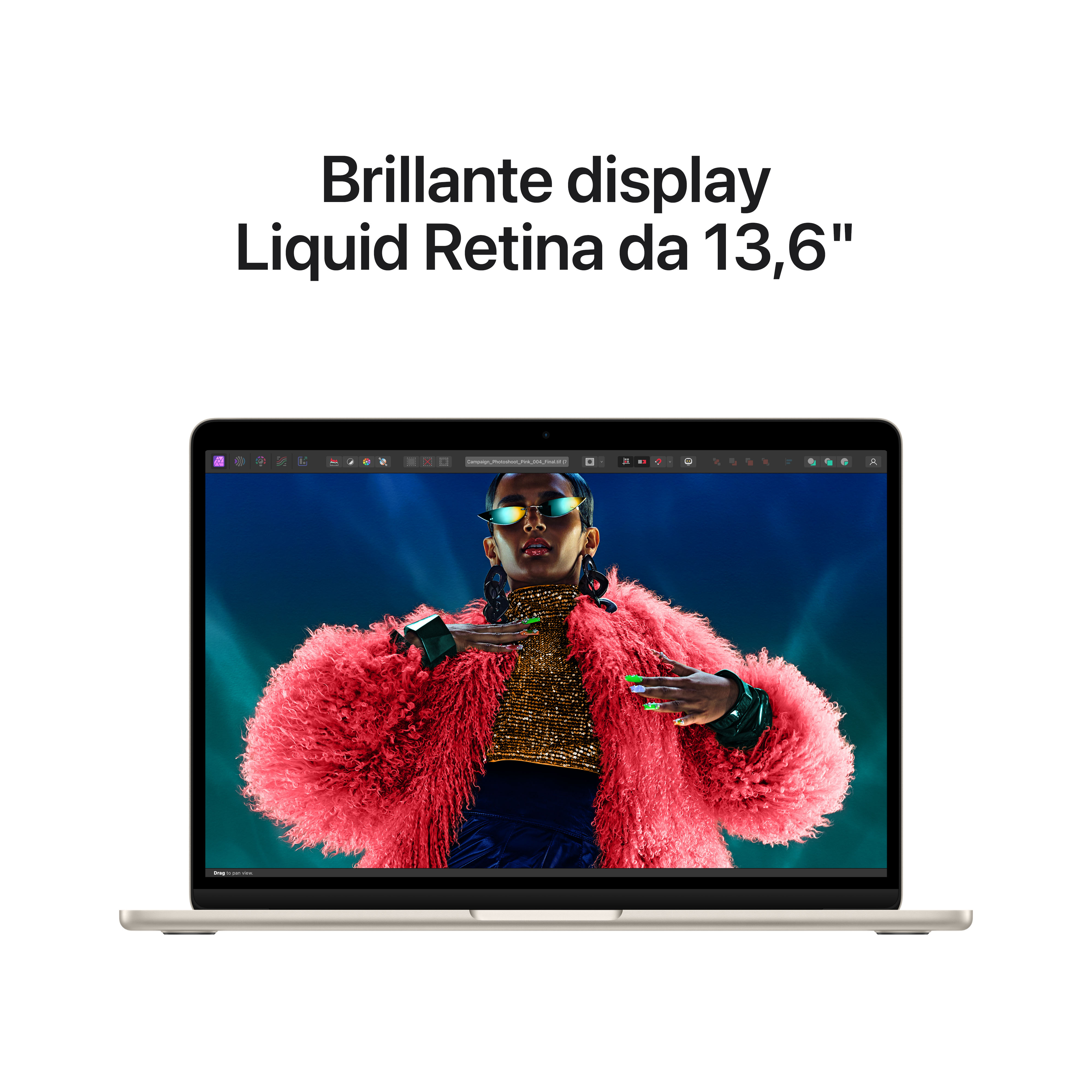 Laptop wyświetla osobę w różowym płaszczu ze sztucznego futra i złotym topie z cekinów.