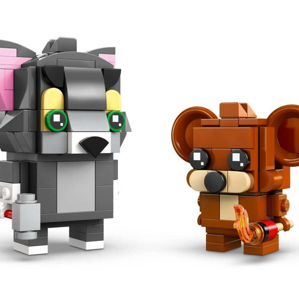 Pembe kulaklı gri Lego kedi ve alevli kahverengi Lego fare.