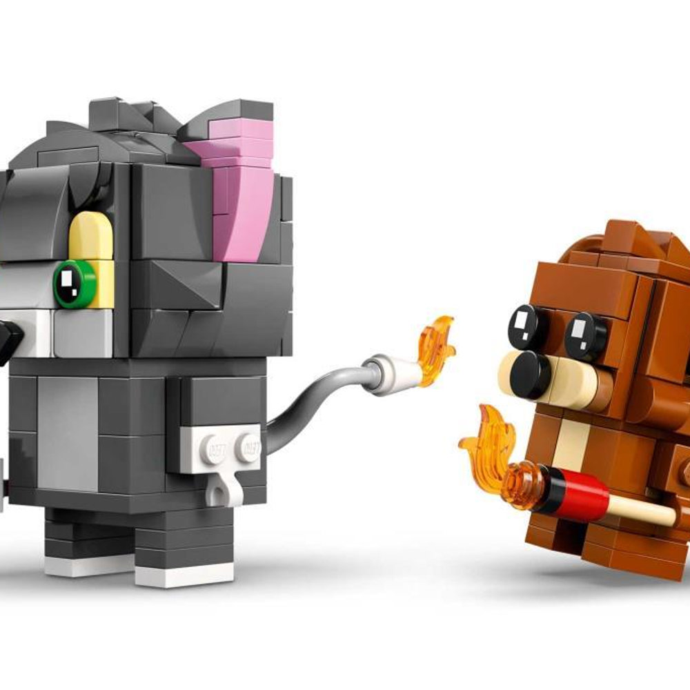 Alevli gri ve kahverengi LEGO karakterler. Beyaz arka plan.