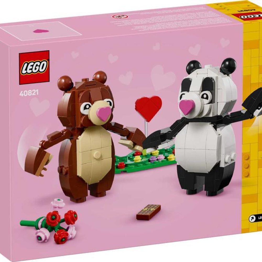 Bir Lego ayı ve Lego pandası kalp ve çiçeklerin önünde el ele tutuşuyor.
