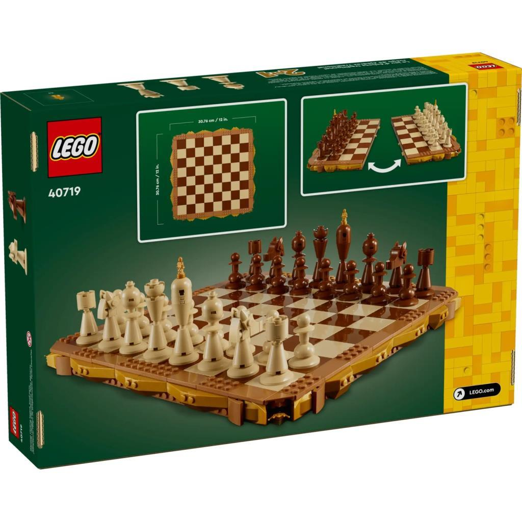 Lego satranç seti, tahta üzerinde kahverengi ve beyaz taşlar.