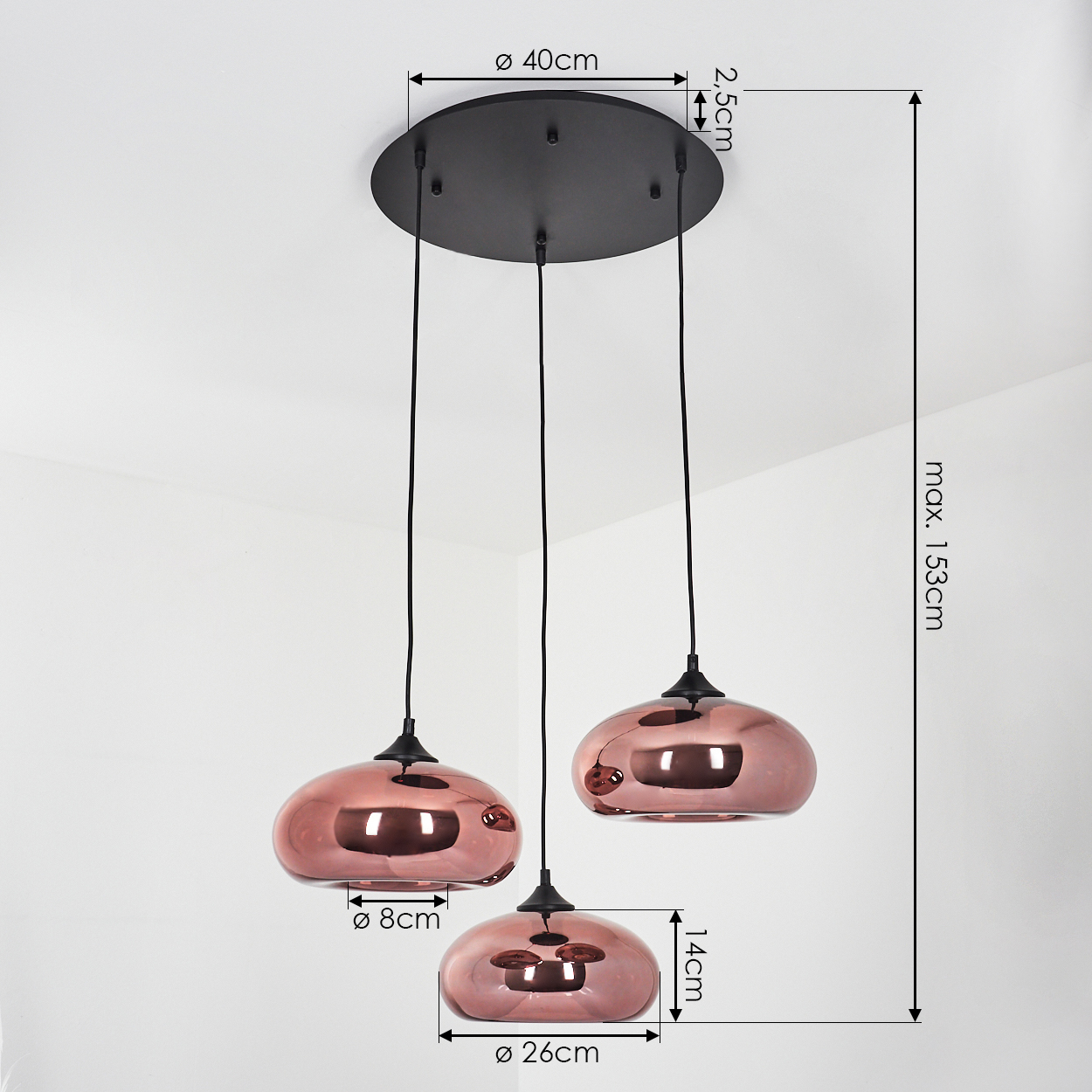 Schwarzer Deckenbaldachin mit drei hängenden Lampenschirmen aus Roségoldglas.
