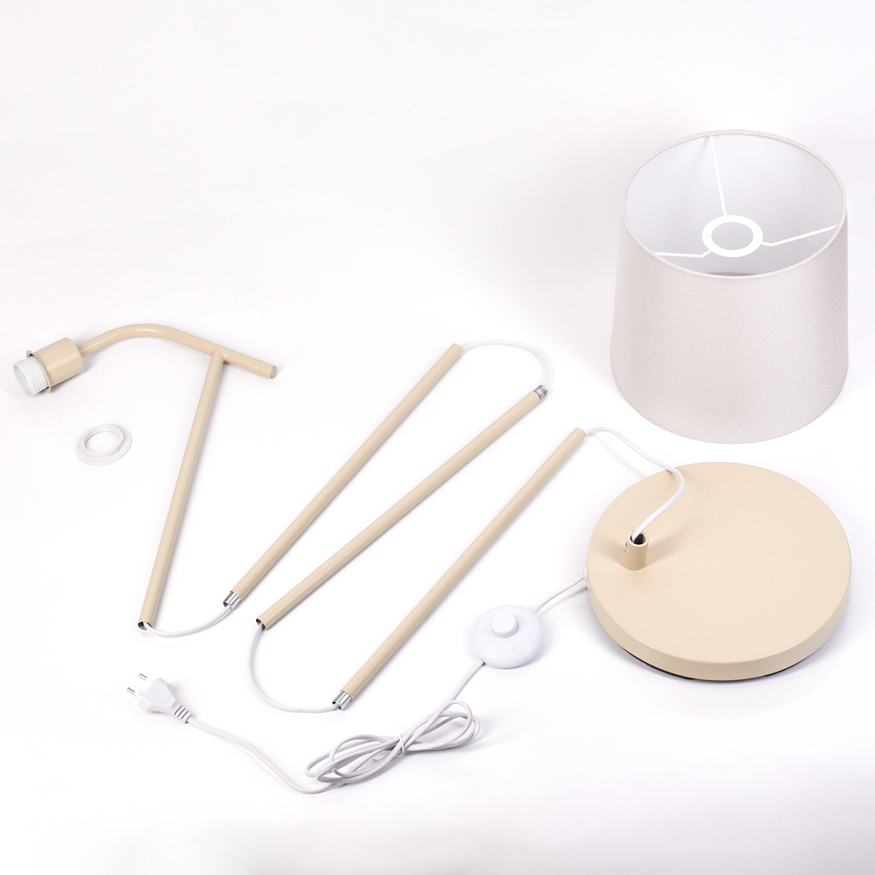 Teile einer Stehlampe: Lampenschirm, Sockel, Stangen, Kabel, Stecker und Schalter.