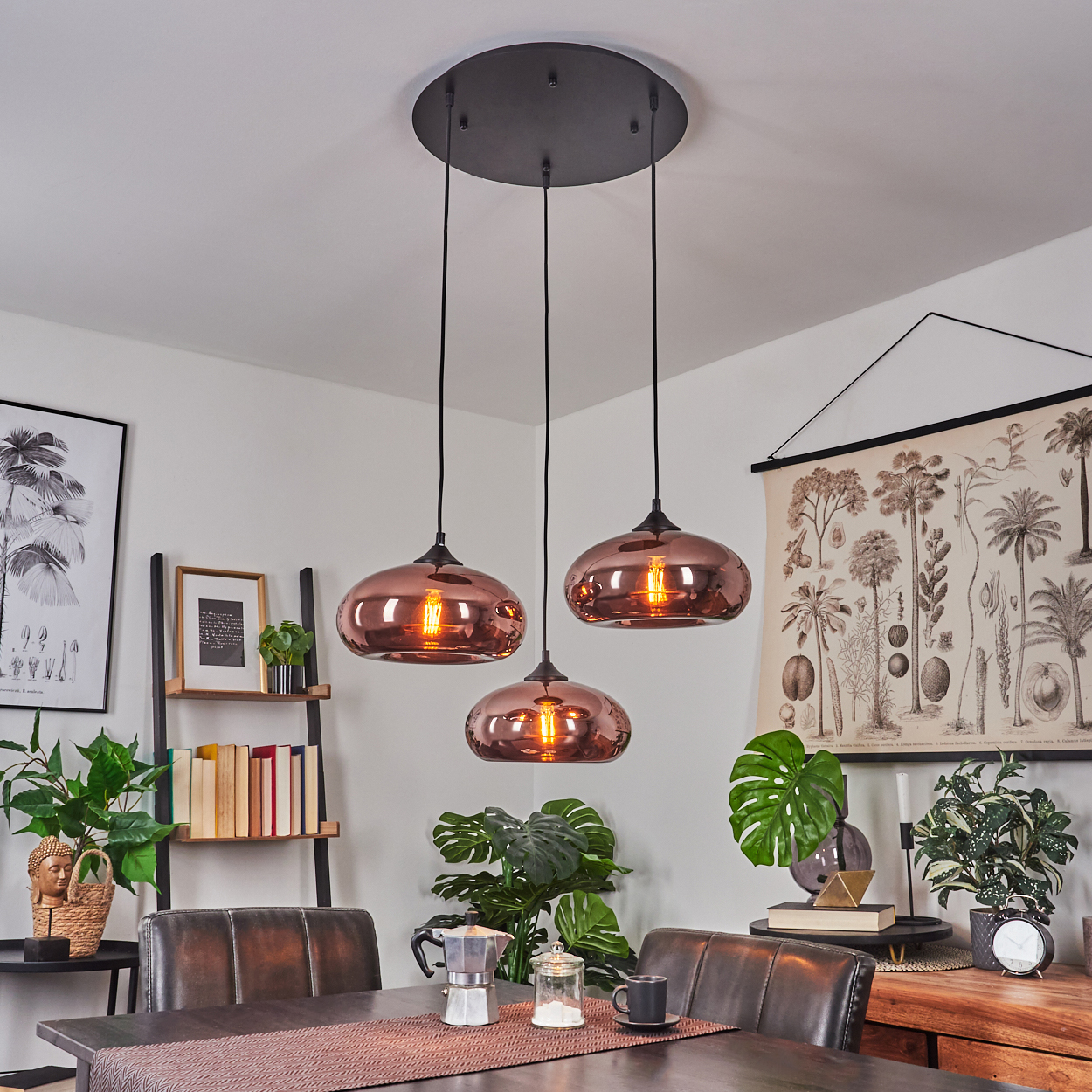Ein modernes Esszimmer mit drei kupferfarbenen Pendelleuchten über einem dunklen Holztisch.