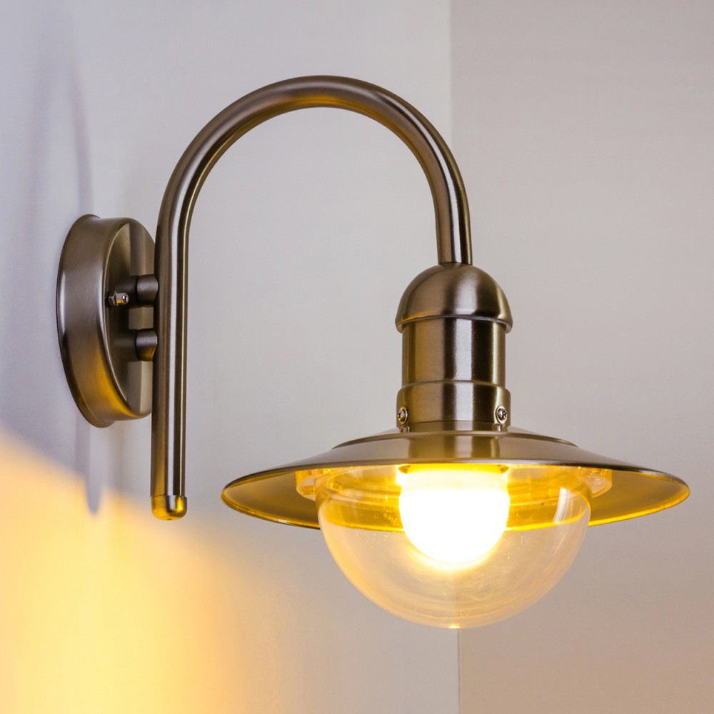 Eine Wandleuchte aus Metall mit einer Glaskuppel und einem Leuchtmittel.