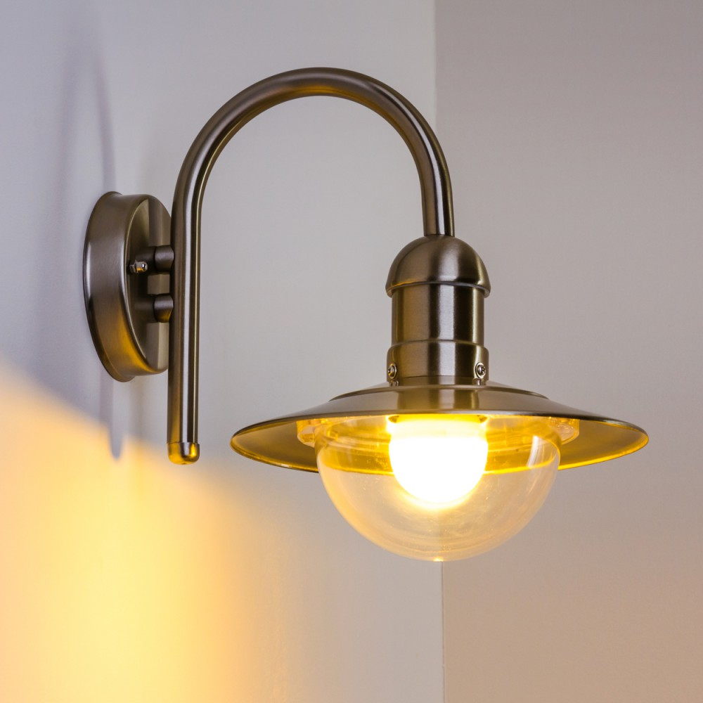 Eine bronzefarbene Wandleuchte mit einem gebogenen Arm und einem Glaskolben.