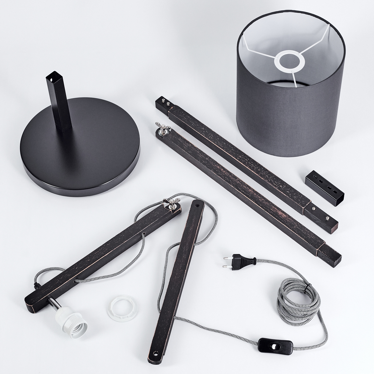 Lampenbauteile: Sockel, Holzstangen, Schirm, Kabel, Fassung und Stecker.