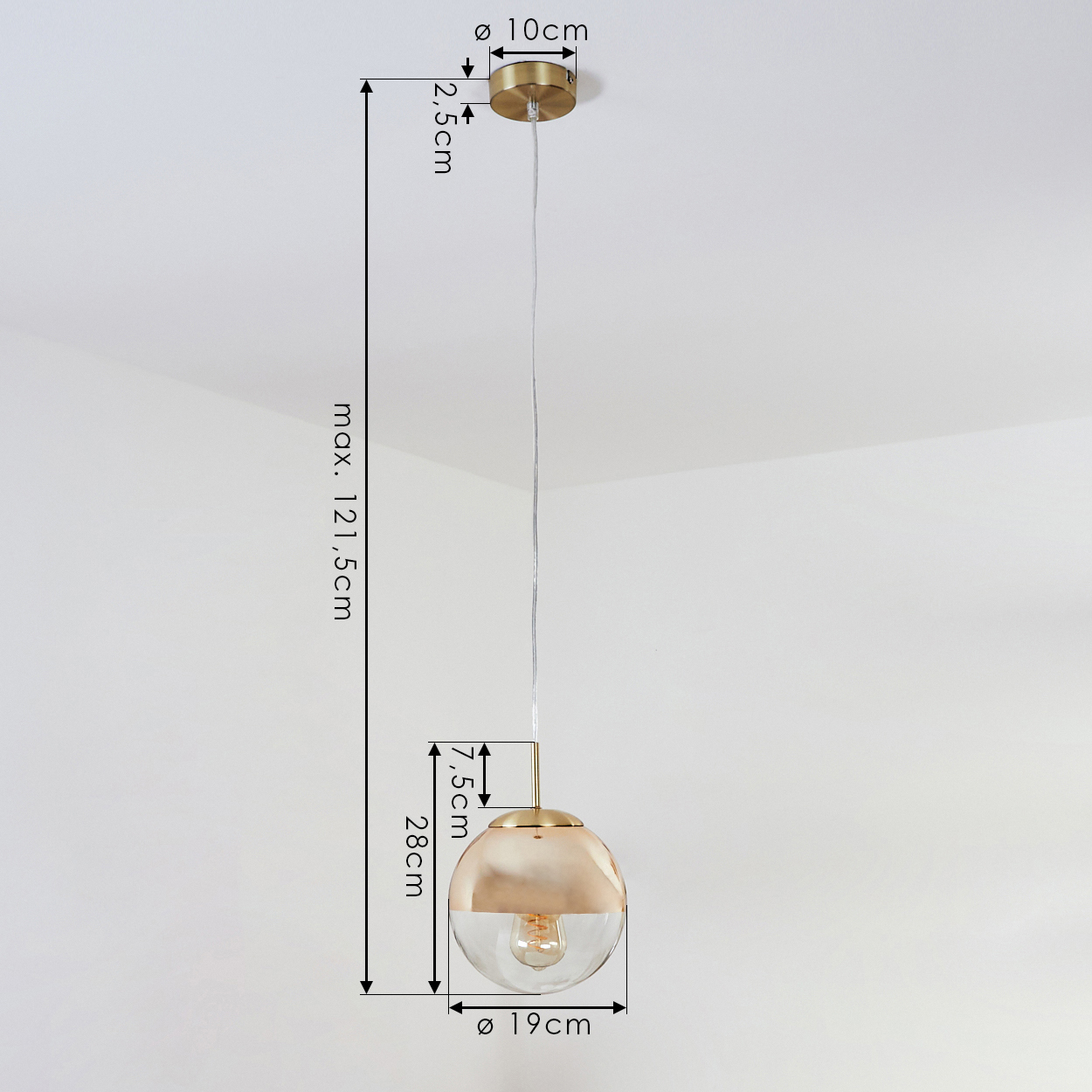 Eine goldene Pendelleuchte mit Glaskugel und sichtbarer Glühbirne.