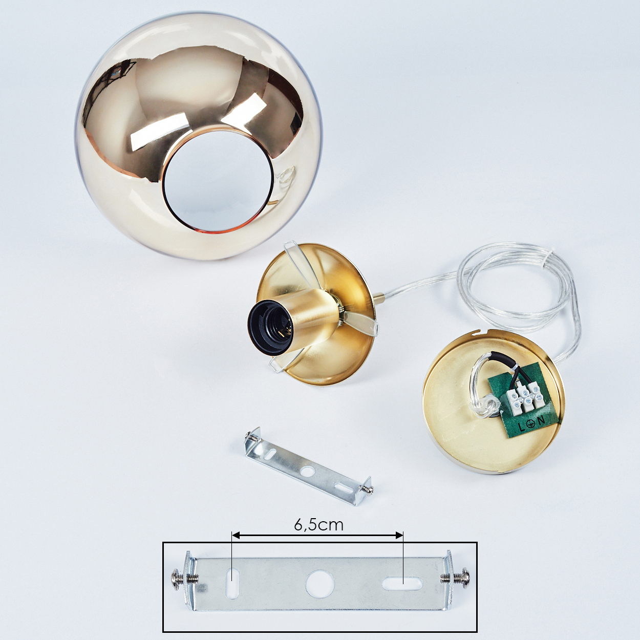 Goldene Pendelleuchte-Teile: Lampenschirm, Fassung, Kabel, Montagehalterung.