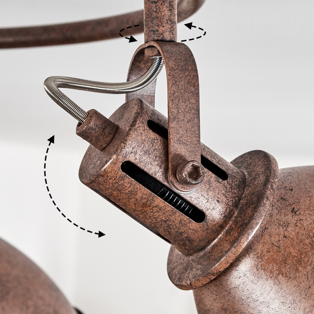 Ein kupferfarbener Lampenschirm mit Schrauben und Federn, der sich drehen lässt.