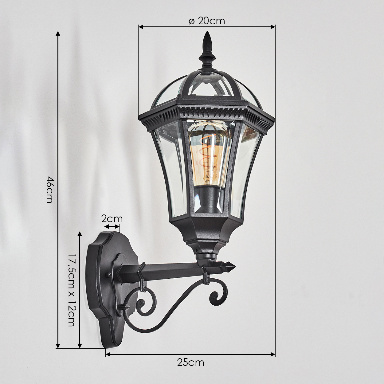 Schwarze Wandlampe mit Glas und Glühbirne, Maße angegeben.