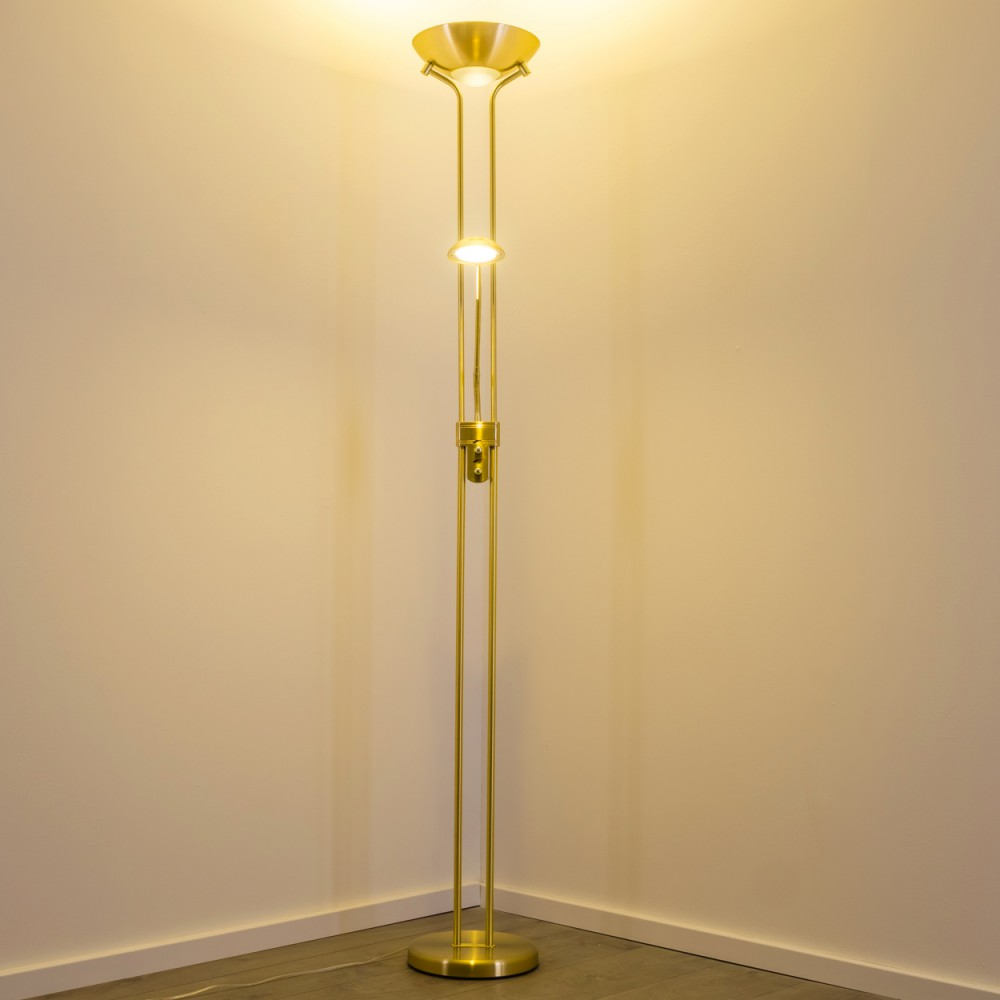 Eine moderne Stehlampe aus Messing steht in einer Ecke.