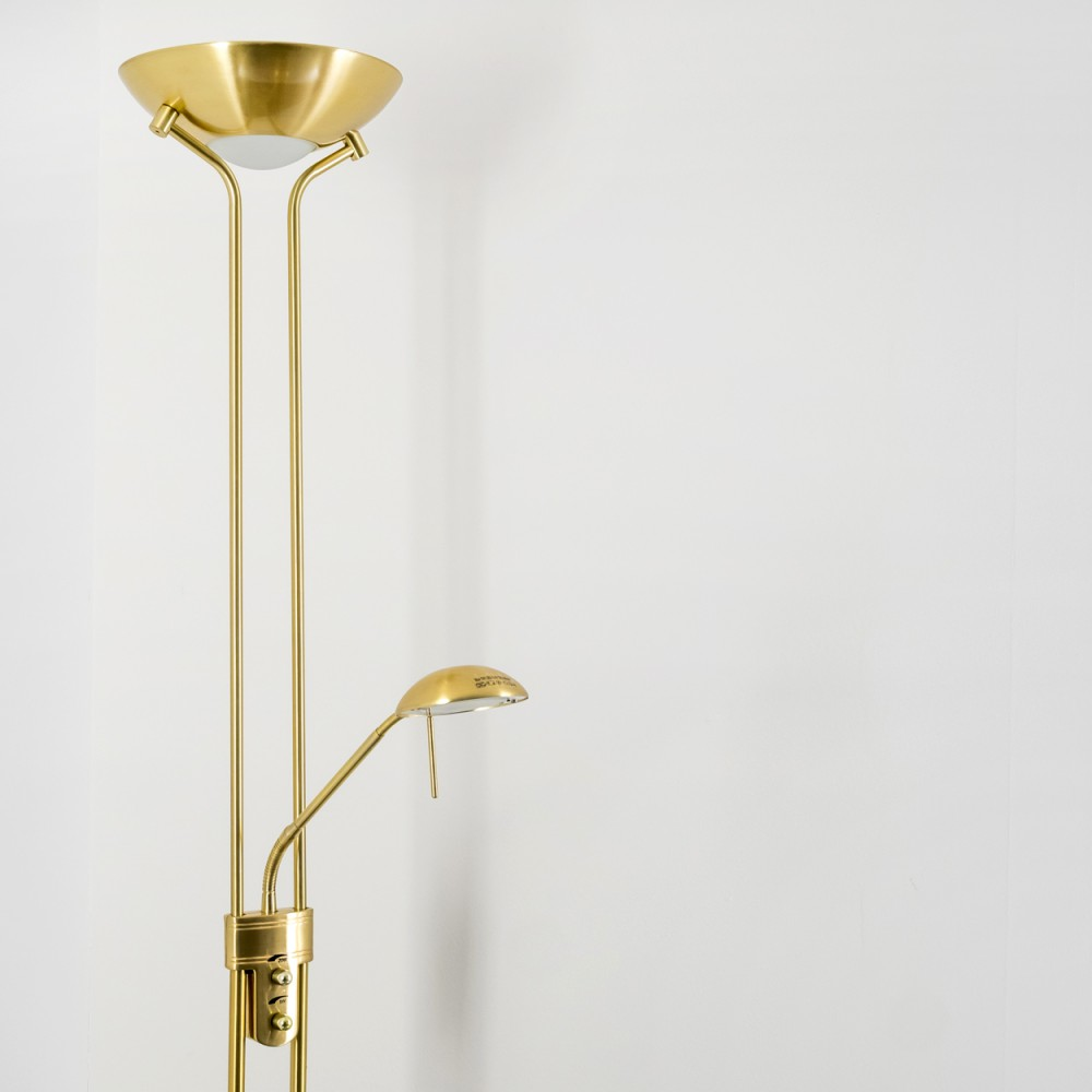 Eine goldene Stehlampe mit zwei Lichtern, ein Licht nach oben, eines nach unten.