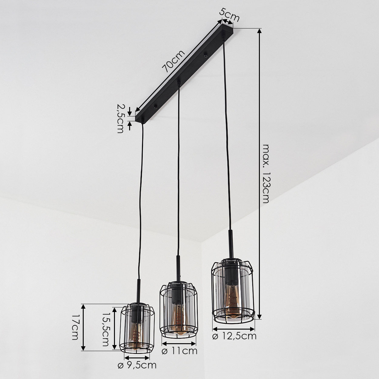 Eine schwarze Pendelleuchte mit drei Käfigschirmen und Glühbirnen.