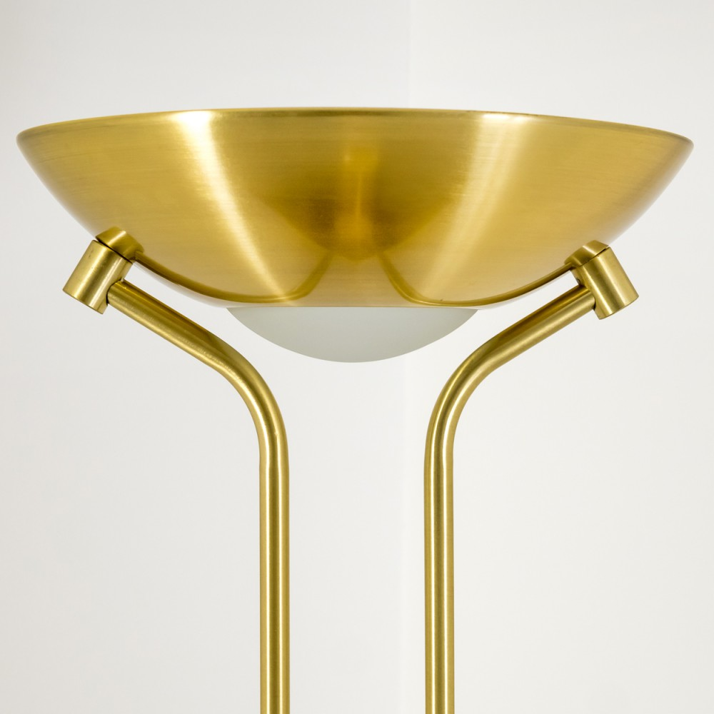 Messing-Stehleuchte mit einer breiten Schale und einem milchigen Diffusor.