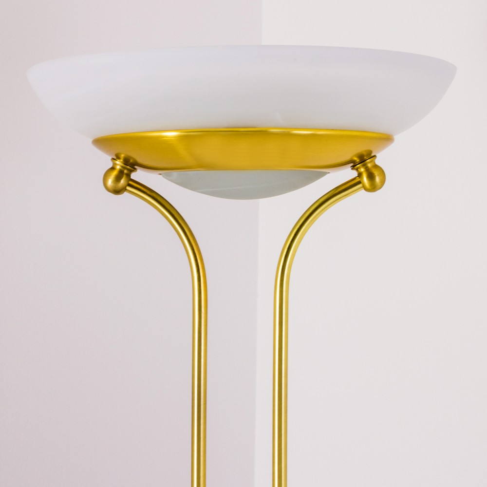 Messingfarbene Stehleuchte mit weißem Schirm und goldener Fassung.