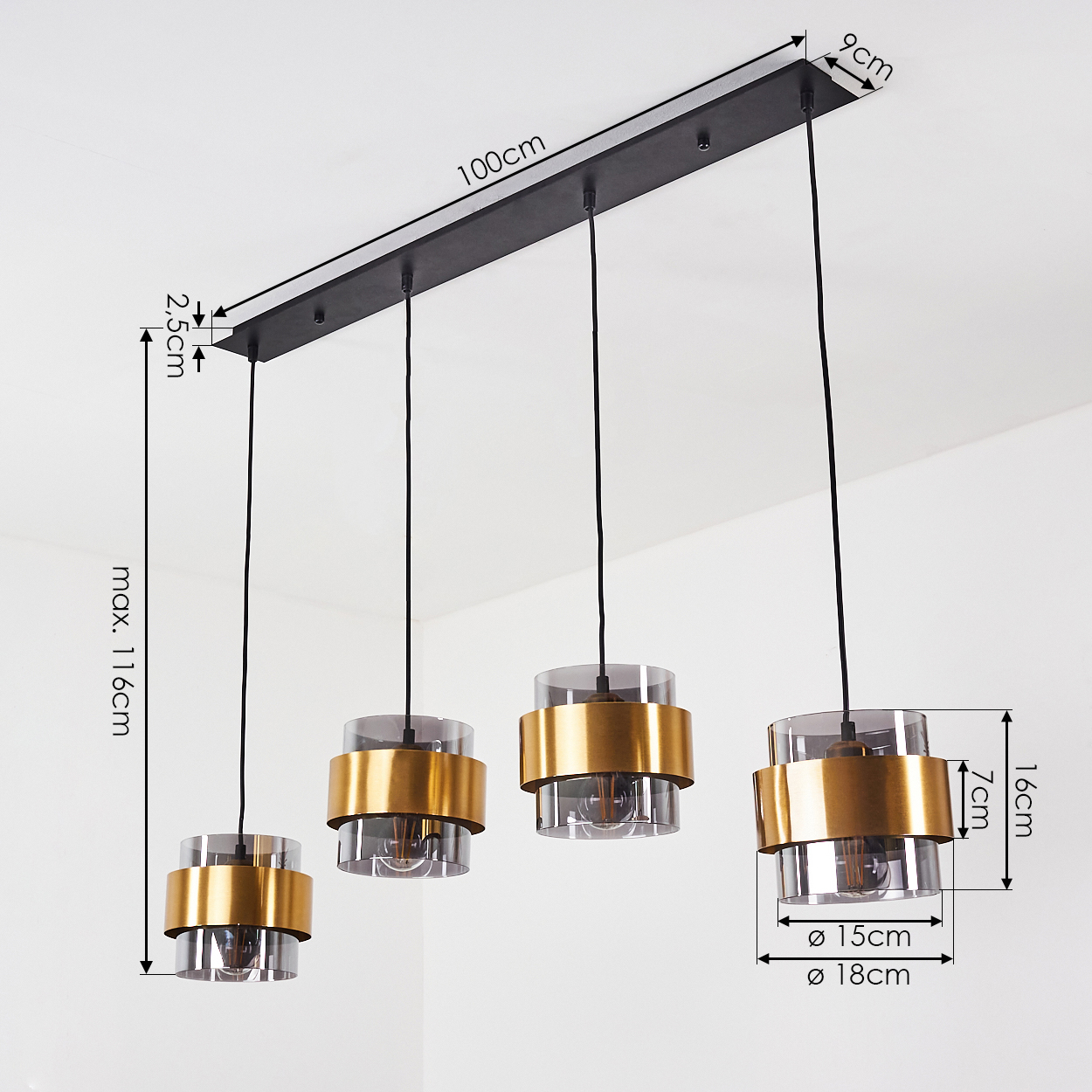 Eine schwarze Hängeleuchte mit vier zylindrischen Lampenschirmen aus Glas und Gold.