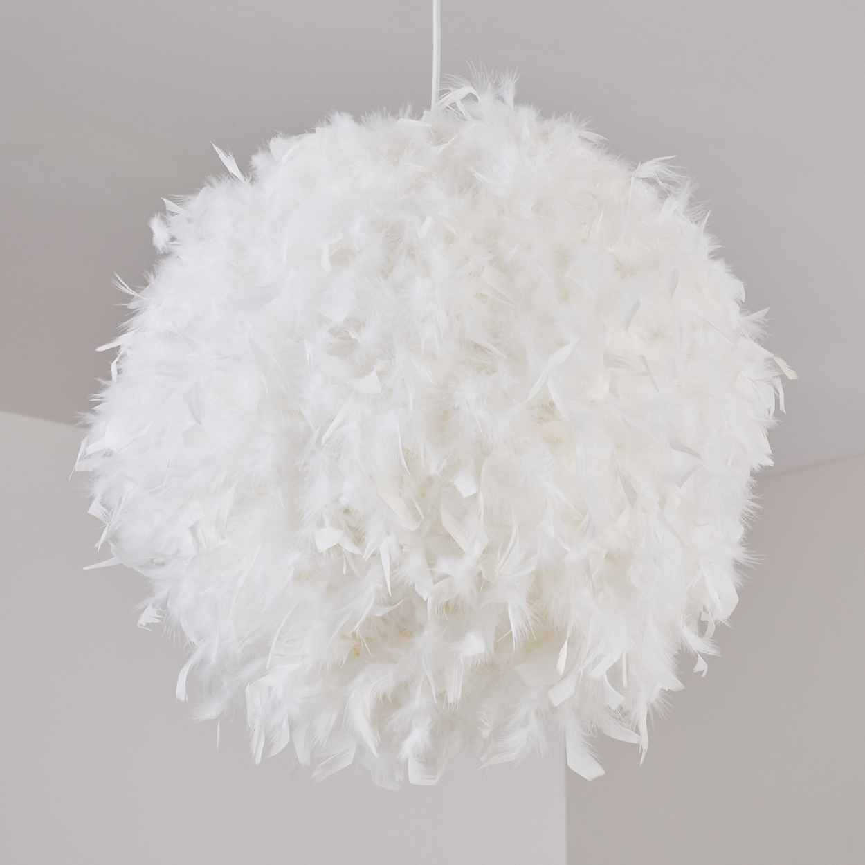 Eine kugelförmige weiße Federlampe hängt von der Decke.