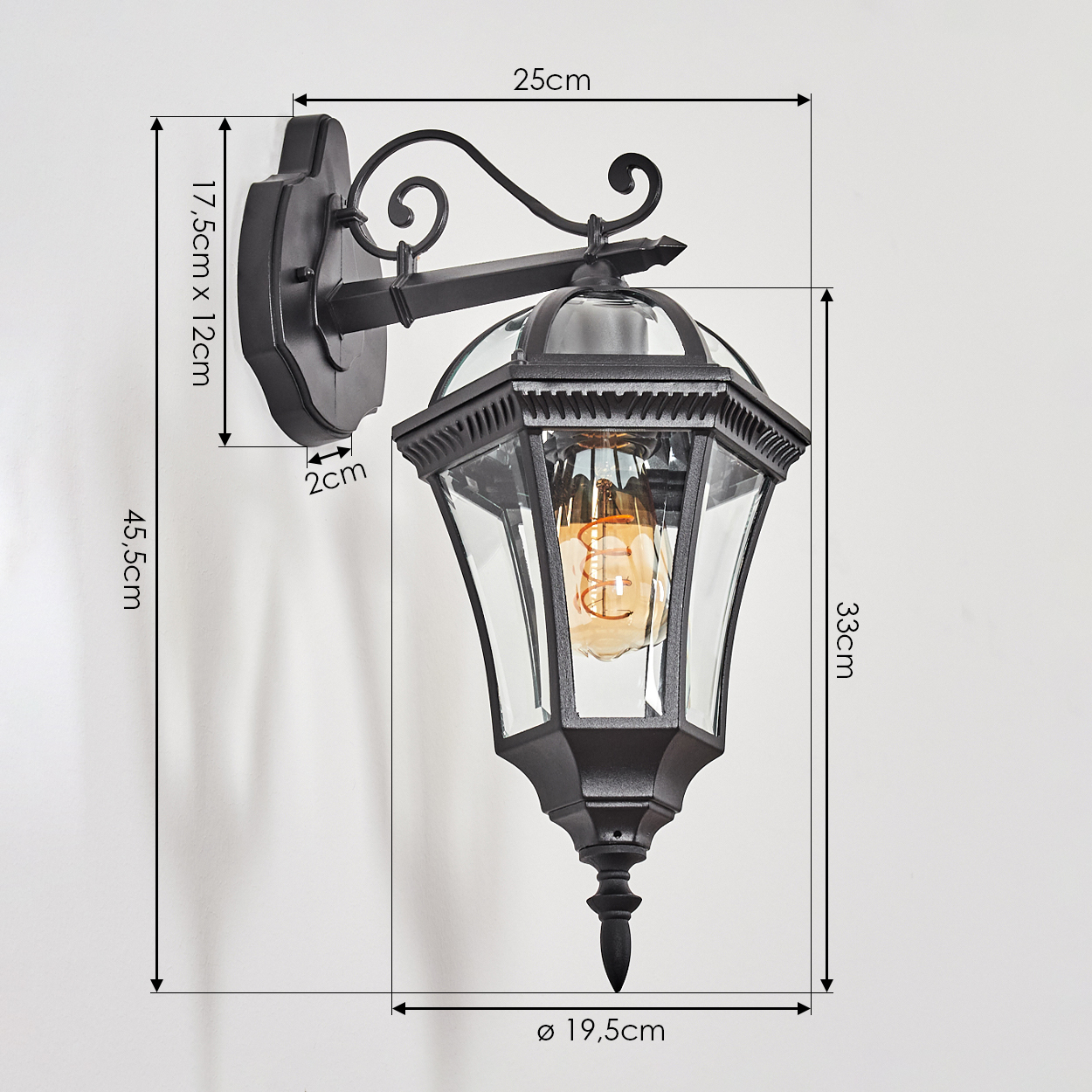 Schwarze Wandleuchte mit Glaskäfig und Edison-Glühbirne, Maße sind angegeben.