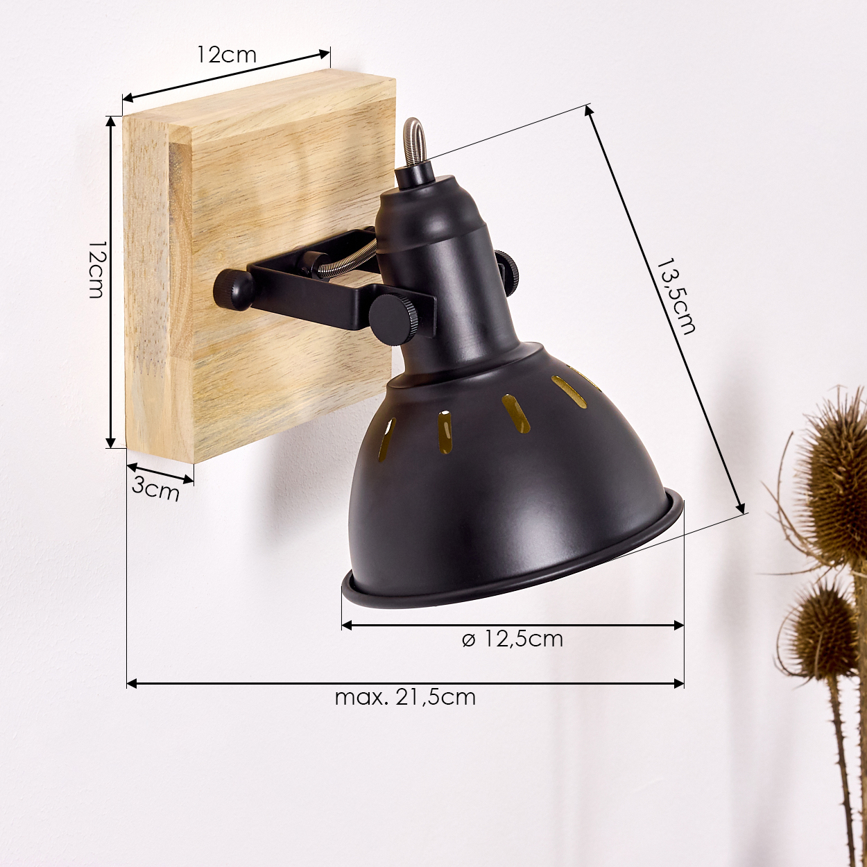 Schwarze Wandleuchte mit Holzsockel. Maße: 12x12x3cm, Lampe 13.5cm hoch, Ø 12.5cm.