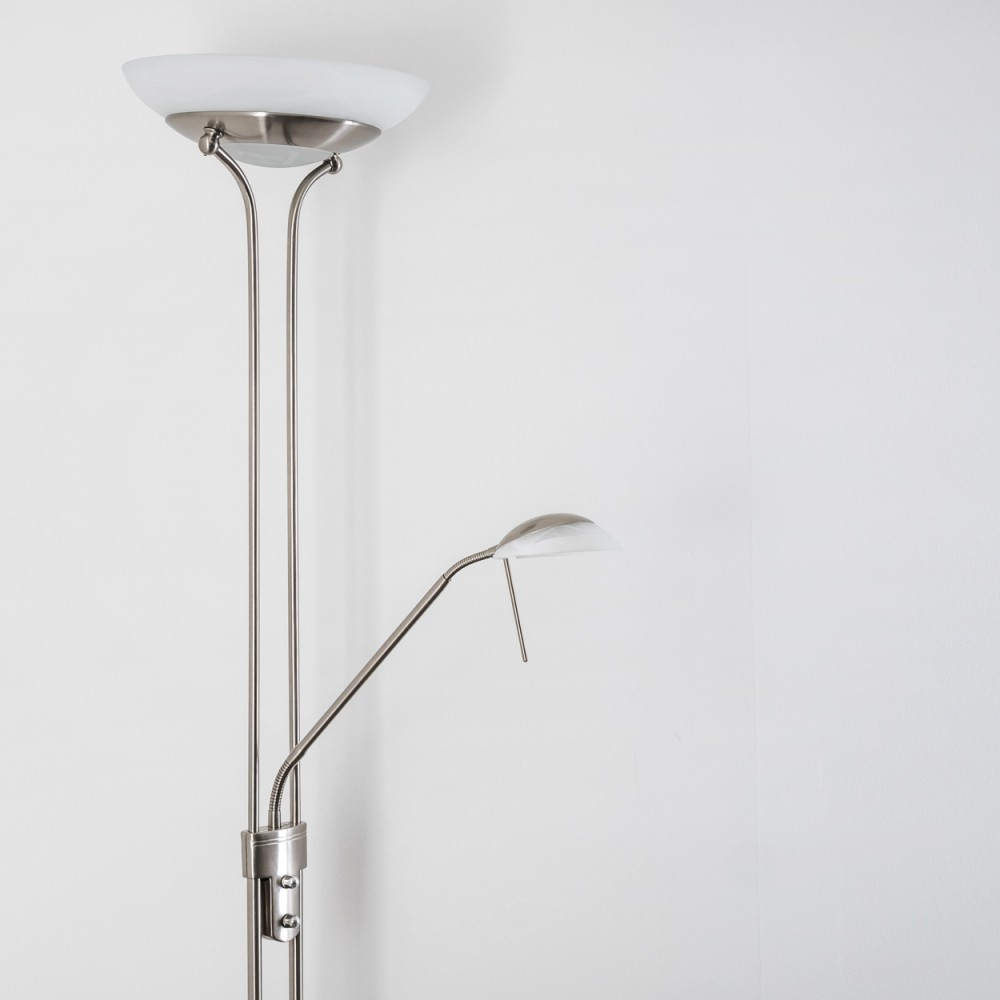 Ein silberner Stehlampe mit zwei Lichtern, eines oben, eines flexibel.