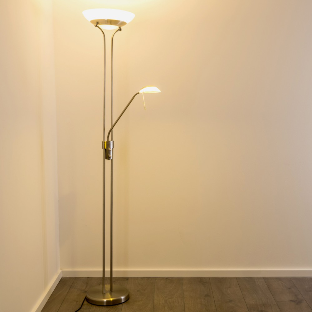 Eine hohe Stehlampe aus gebürstetem Metall mit zwei Lichtern übereinander.