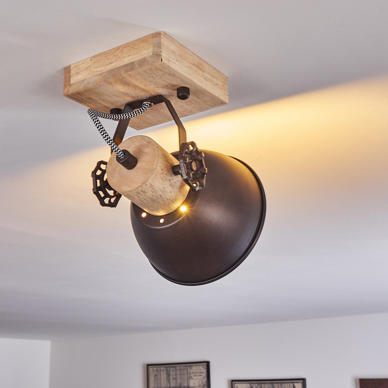 Deckenleuchte mit Holzsockel, schwarzem Lampenschirm und Drehgriffen.
