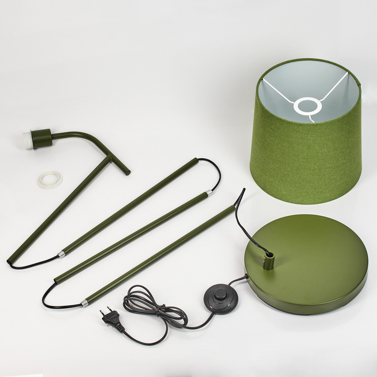 Grüne Stehleuchte Teile: Lampenschirm, Ständer, Kabel mit Stecker und Fuß.