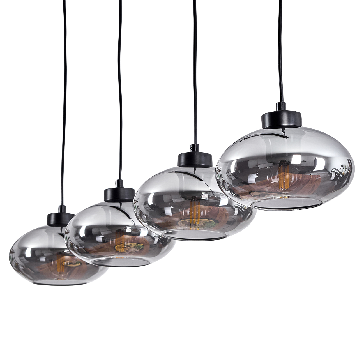 Vier hängende Lampen mit rauchgrauen Glaslampenschirmen und sichtbaren Glühbirnen.