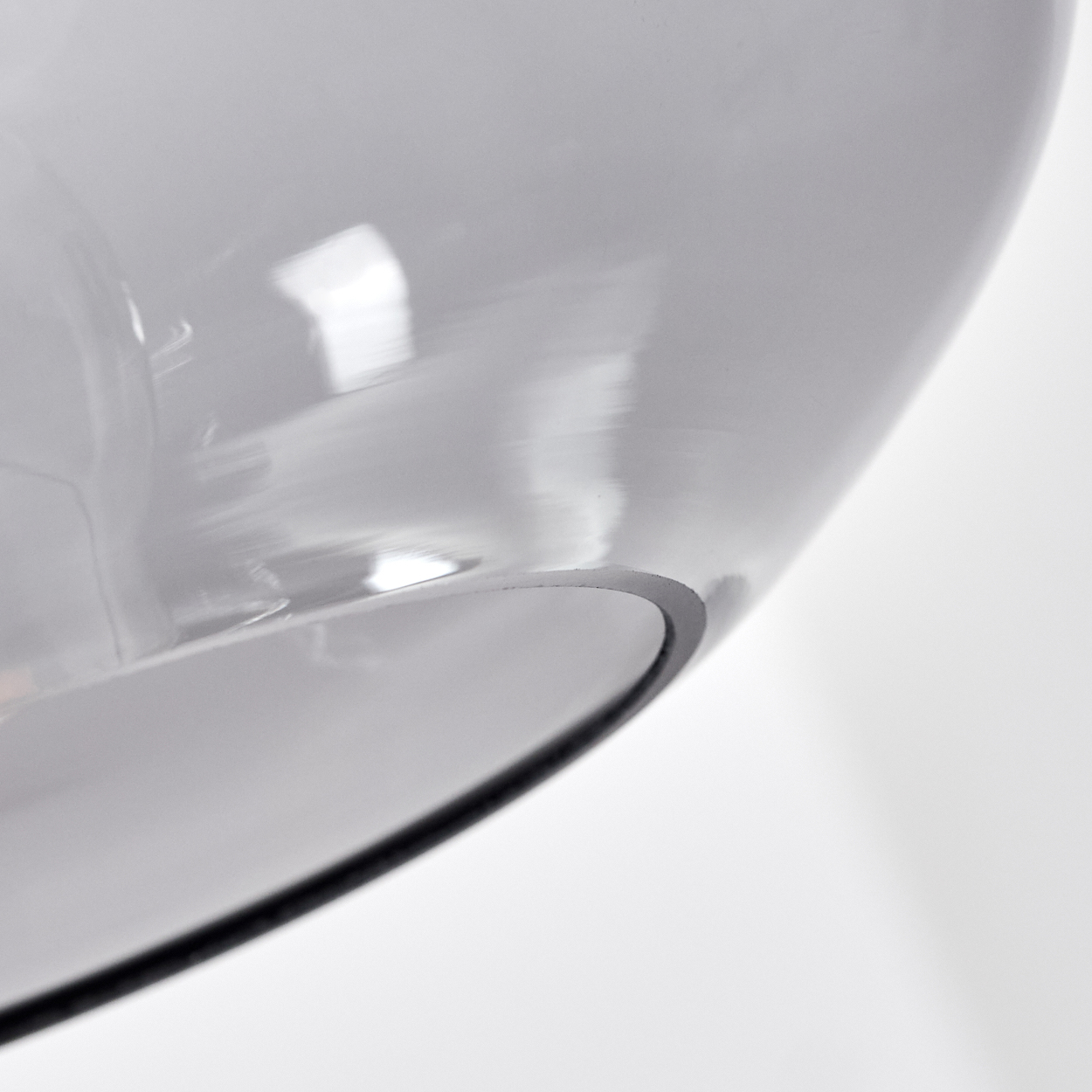 Grauer, glänzender Lampenschirm aus Glas mit schwarzem Rand, Nahaufnahme.