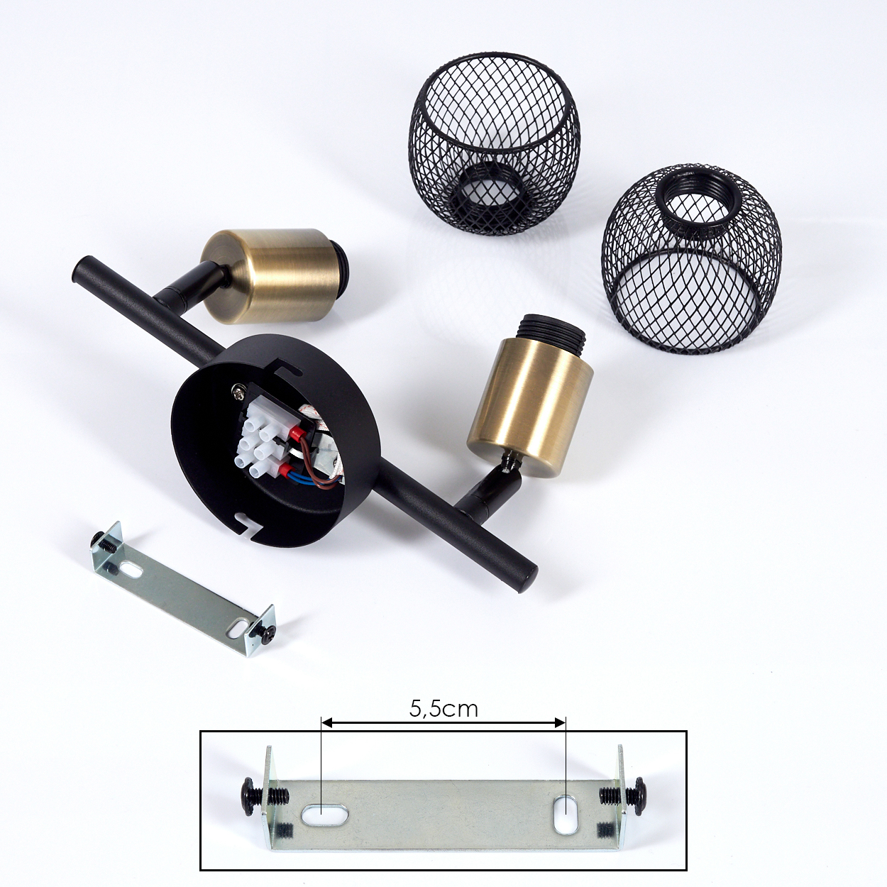 Teile einer zweiflammigen Lampe mit Messingelementen und schwarzem Metall, auf weißem Hintergrund.