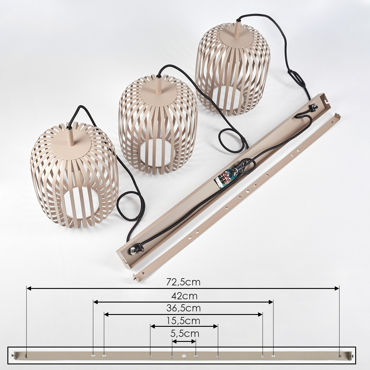 Drei beige Lampenschirme mit Lamellen und schwarzem Kabel, mit Befestigungsschiene.