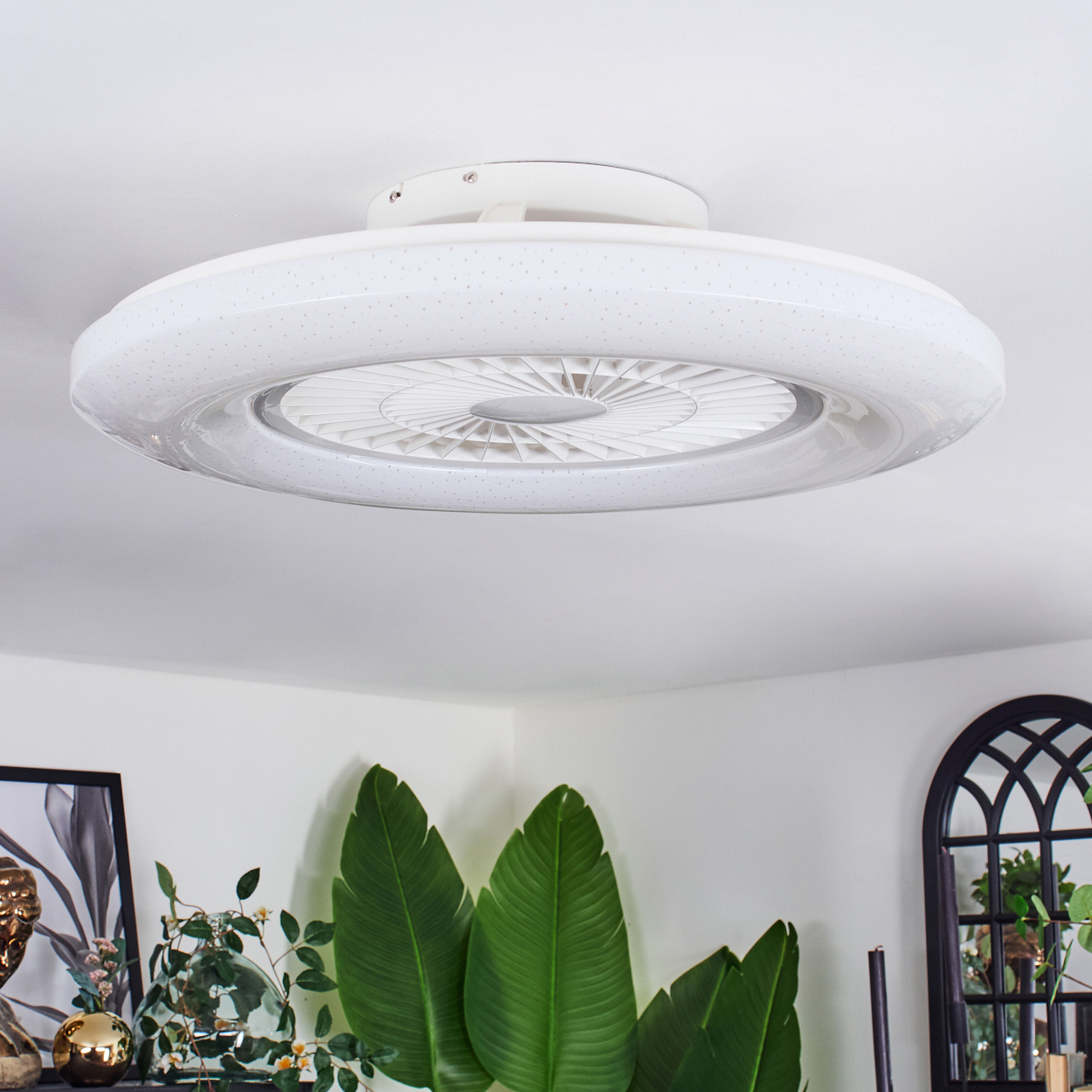 Weiße Deckenleuchte mit integriertem Ventilator, Sternenhimmeldach.