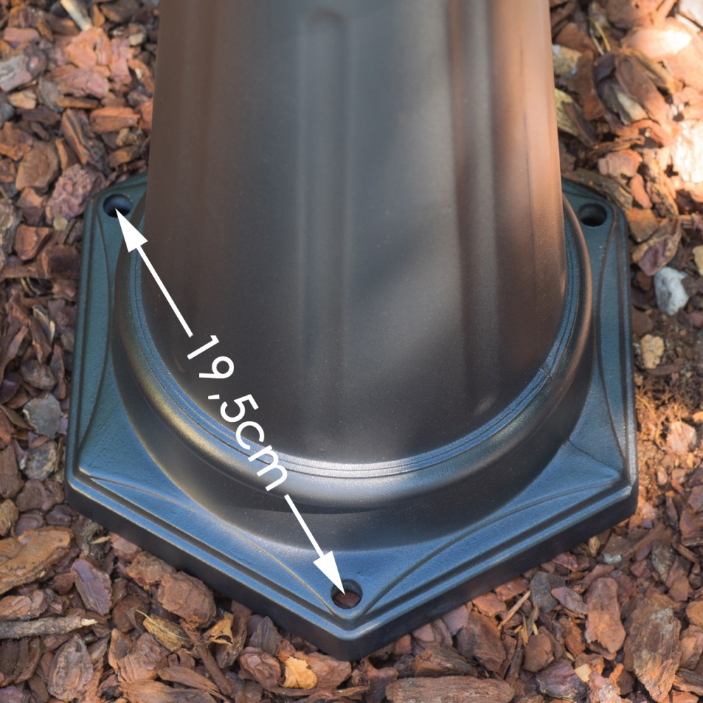 Schwarzer Sockel eines Pfostens mit 19,5cm Messung auf Rindenmulch.