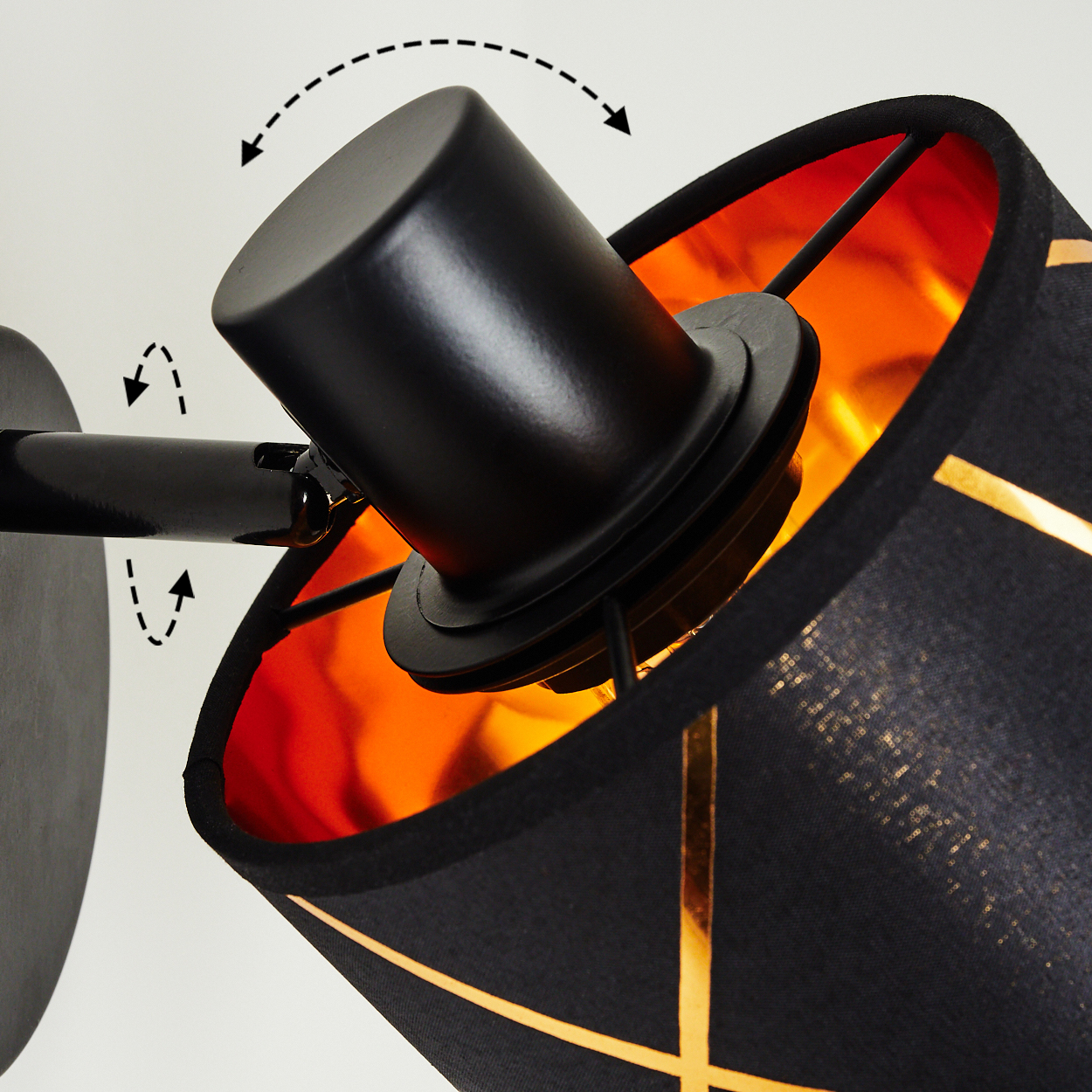 Schwarzer Lampenschirm mit Goldmuster und orangefarbenem Innenfutter, beweglicher Kopf.