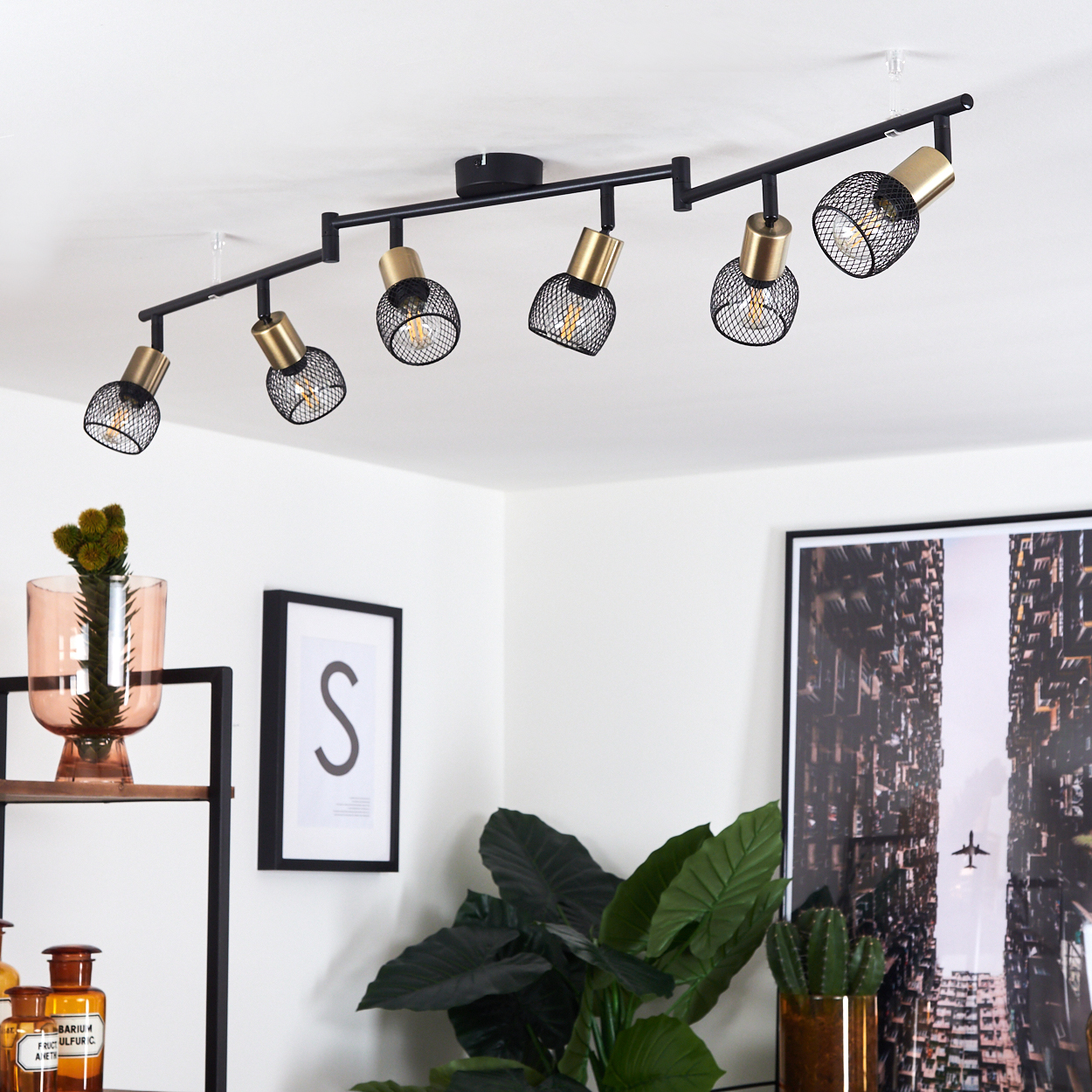 Schwarzer Deckenstrahler mit sechs Lampen in Gold und Gittern.