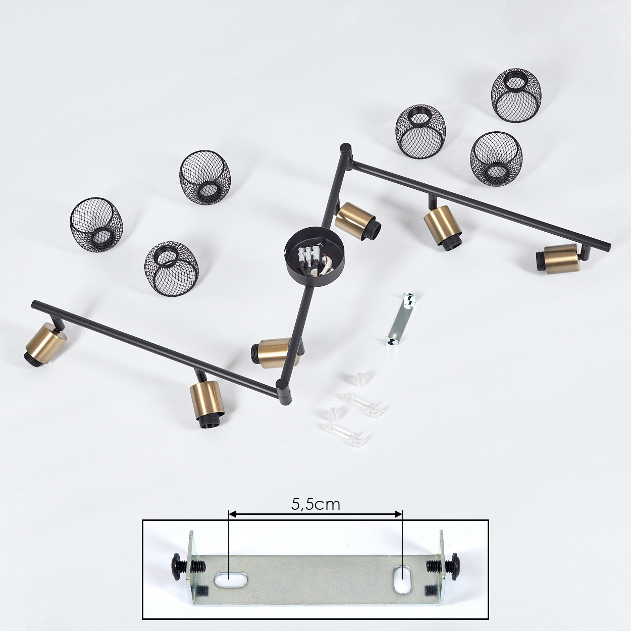 Ein Lampen-Montagesatz mit schwarzen Metallschirmen und Messingakzenten.