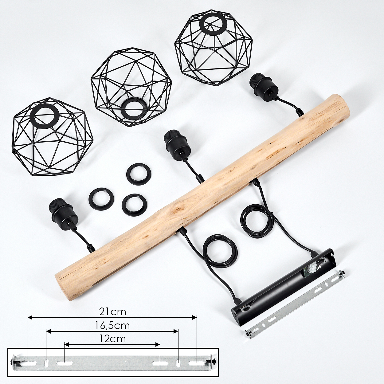 Teile einer Lampe: Holzbalken, drei schwarze Drahtkörbe, Fassungen und Montagezubehör.