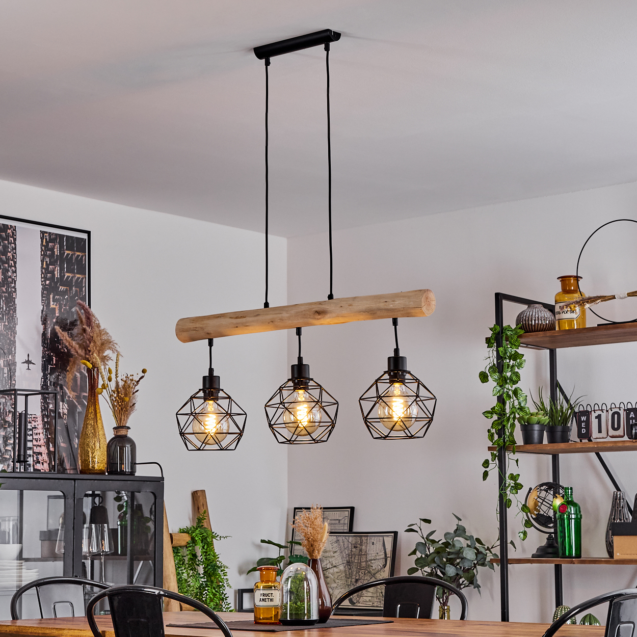 Eine Hängeleuchte mit Holzbalken und drei schwarzen Metallkäfiglampen.